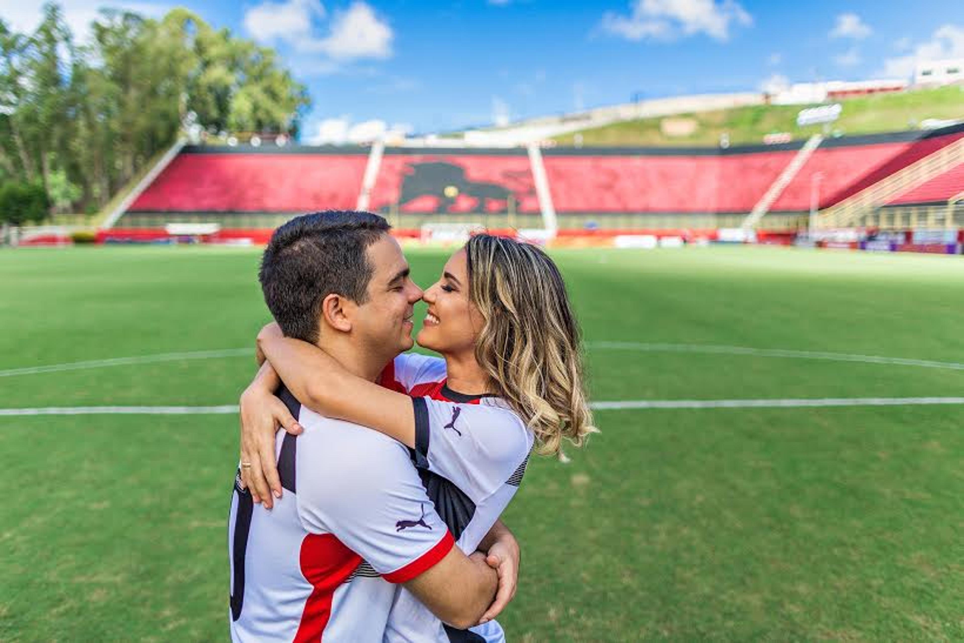 Casal de sócios do Vitória faz ensaio no Barradão antes de triunfo