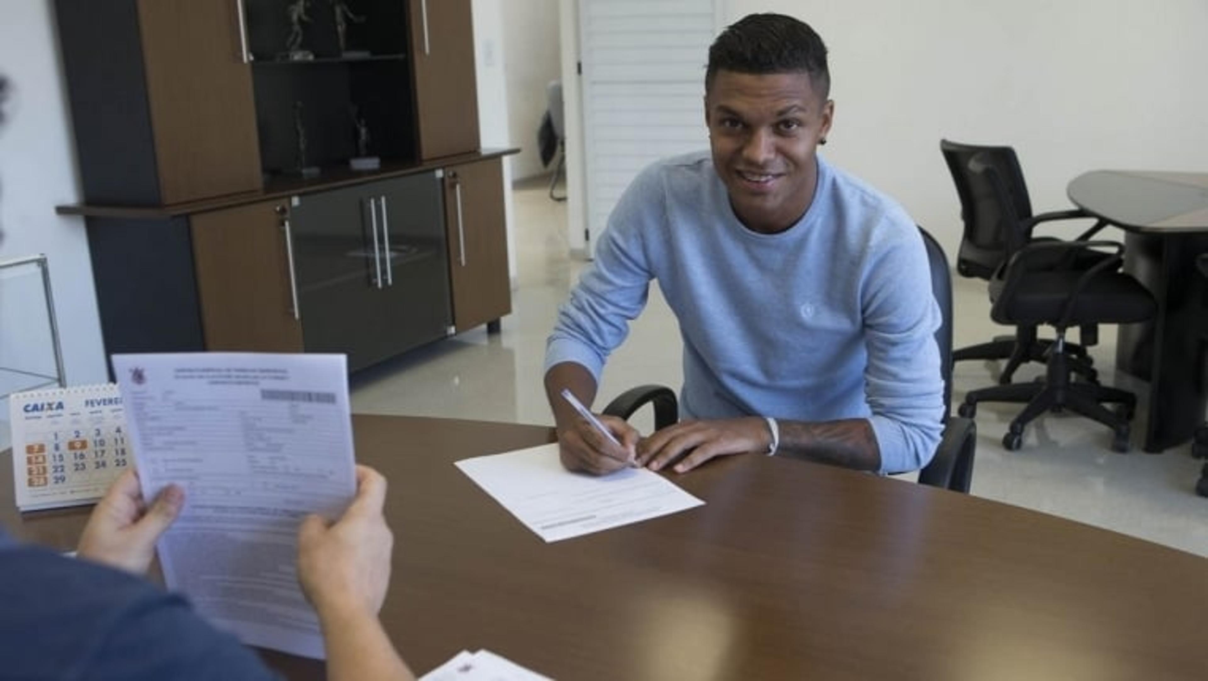 Em tratamento, Bruno Paulo assina com o Corinthians: 13º reforço do ano