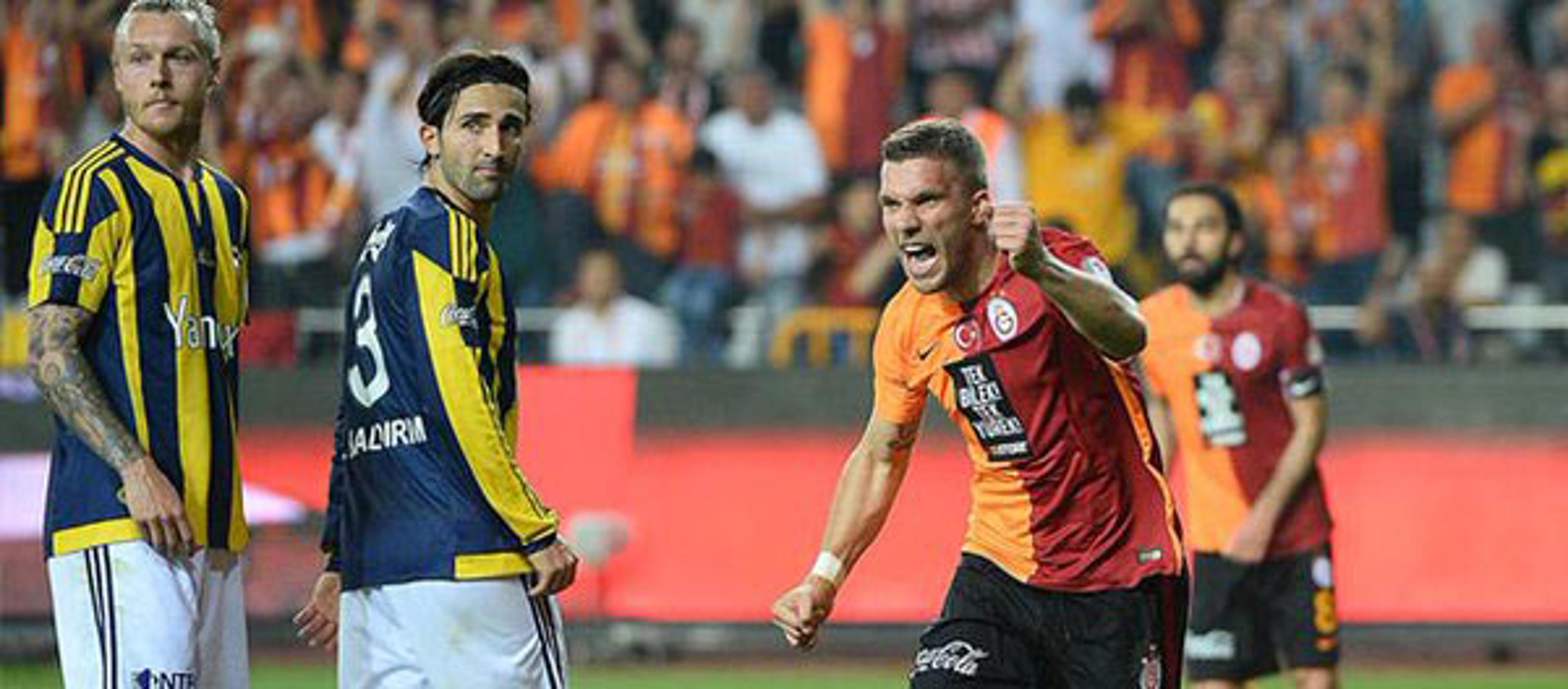 Podolski marca, Galatasaray bate Fenerbahce e fatura Copa da Turquia