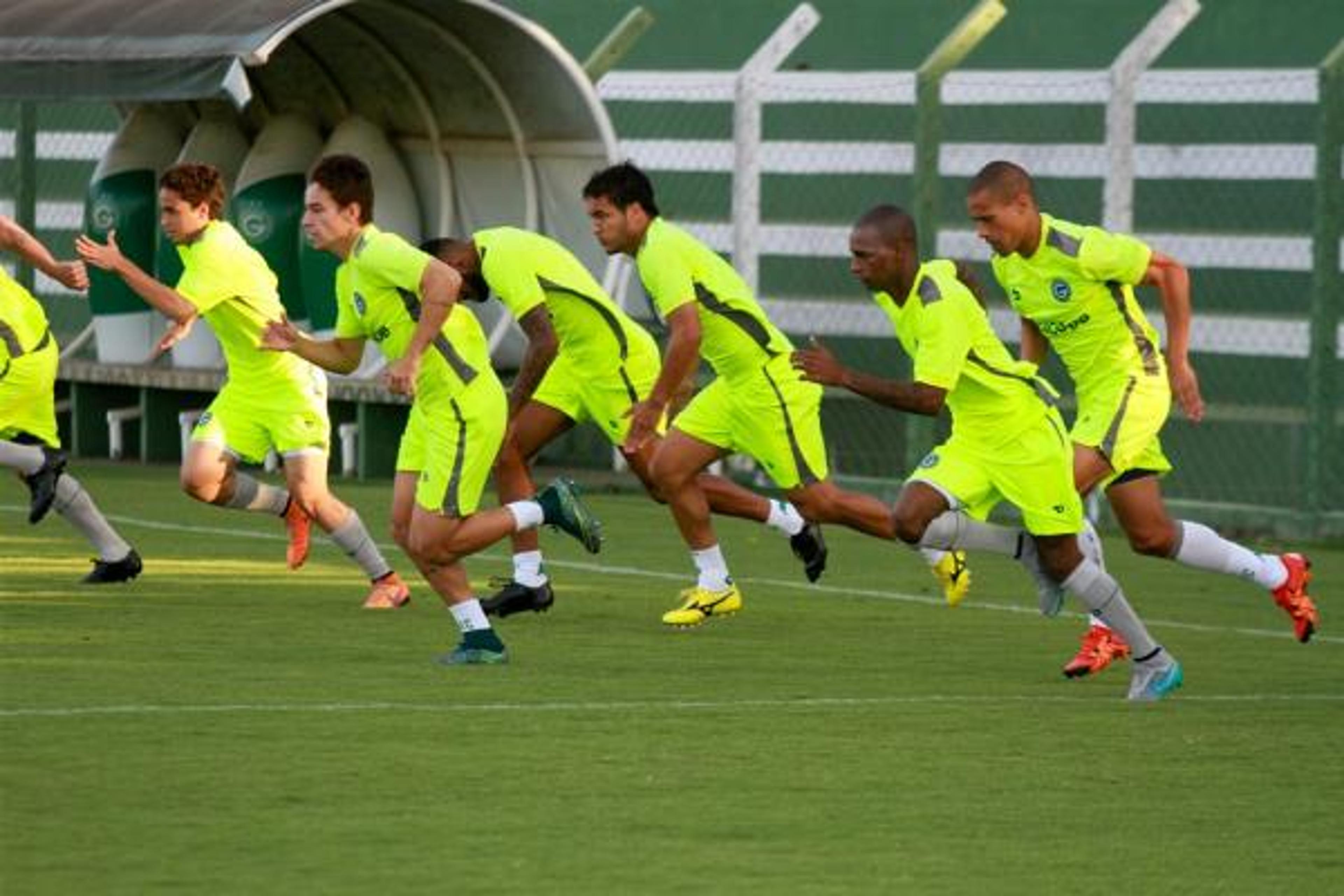 Goiás recebe Brasil de Pelotas visando boa sequência na Série B