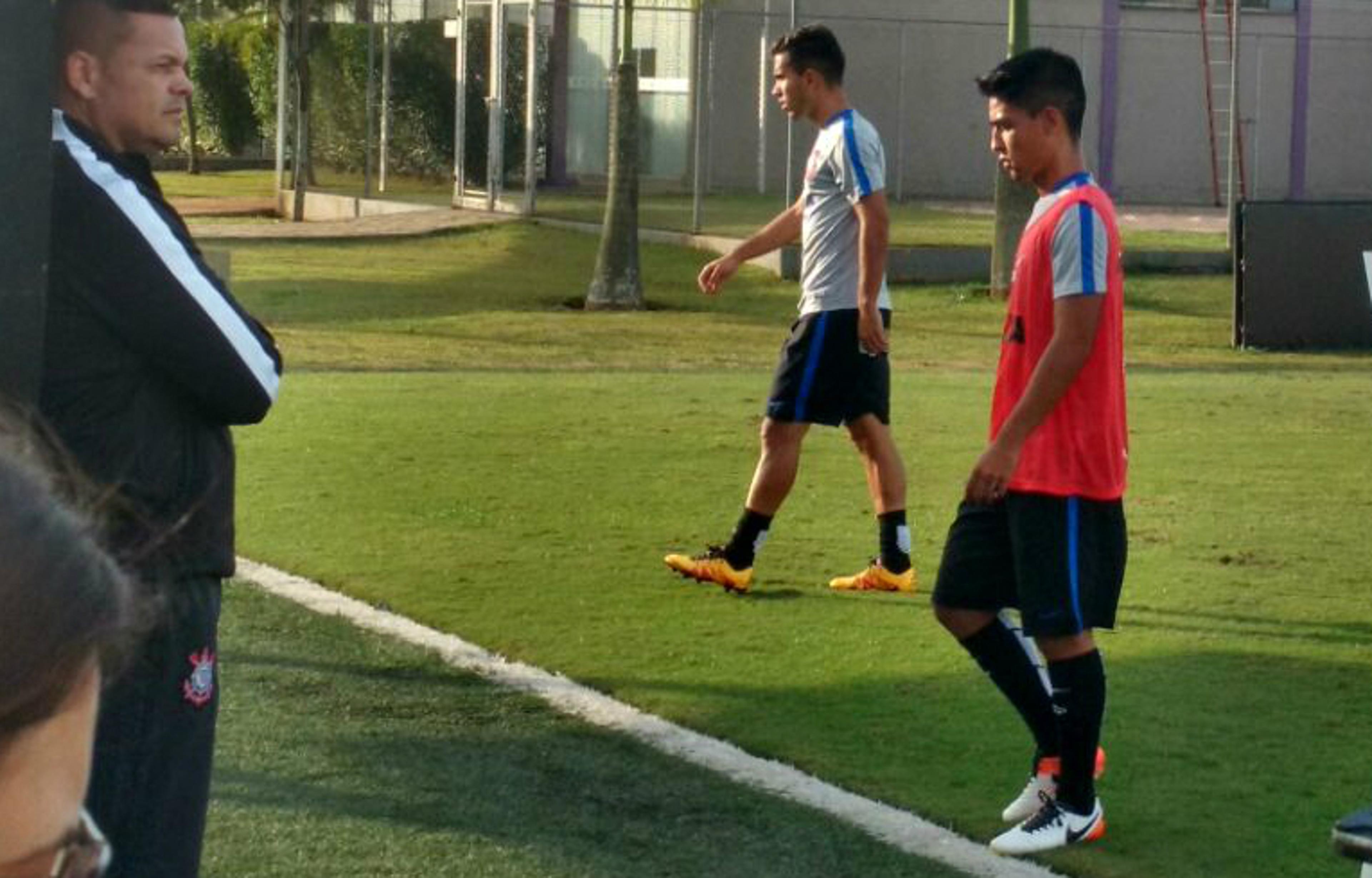 Com Rildo em campo, garoto Fabricio Oya participa de treino do Timão