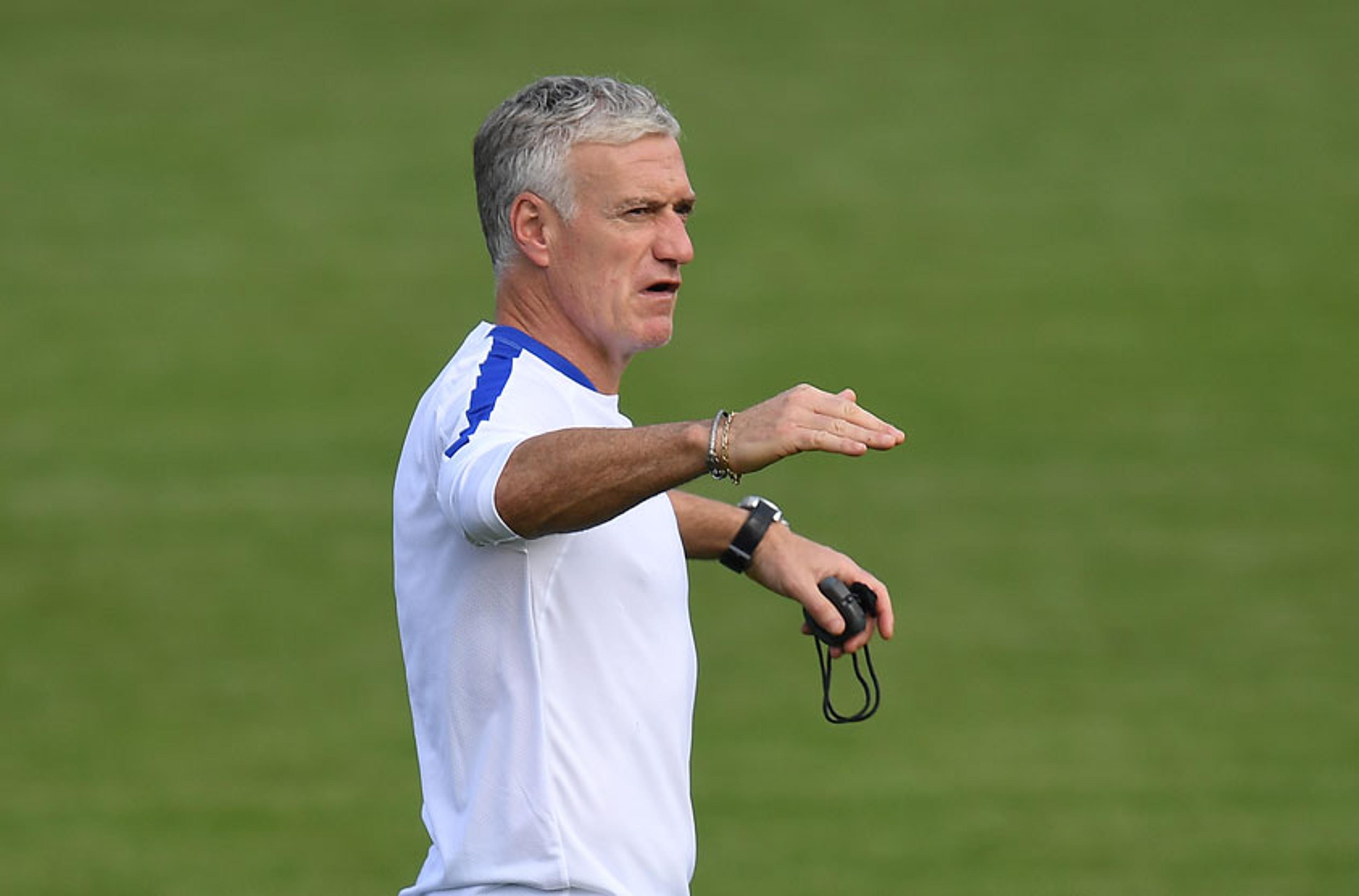 Deschamps diz que vive pesadelo com críticas de racismo e desfalques