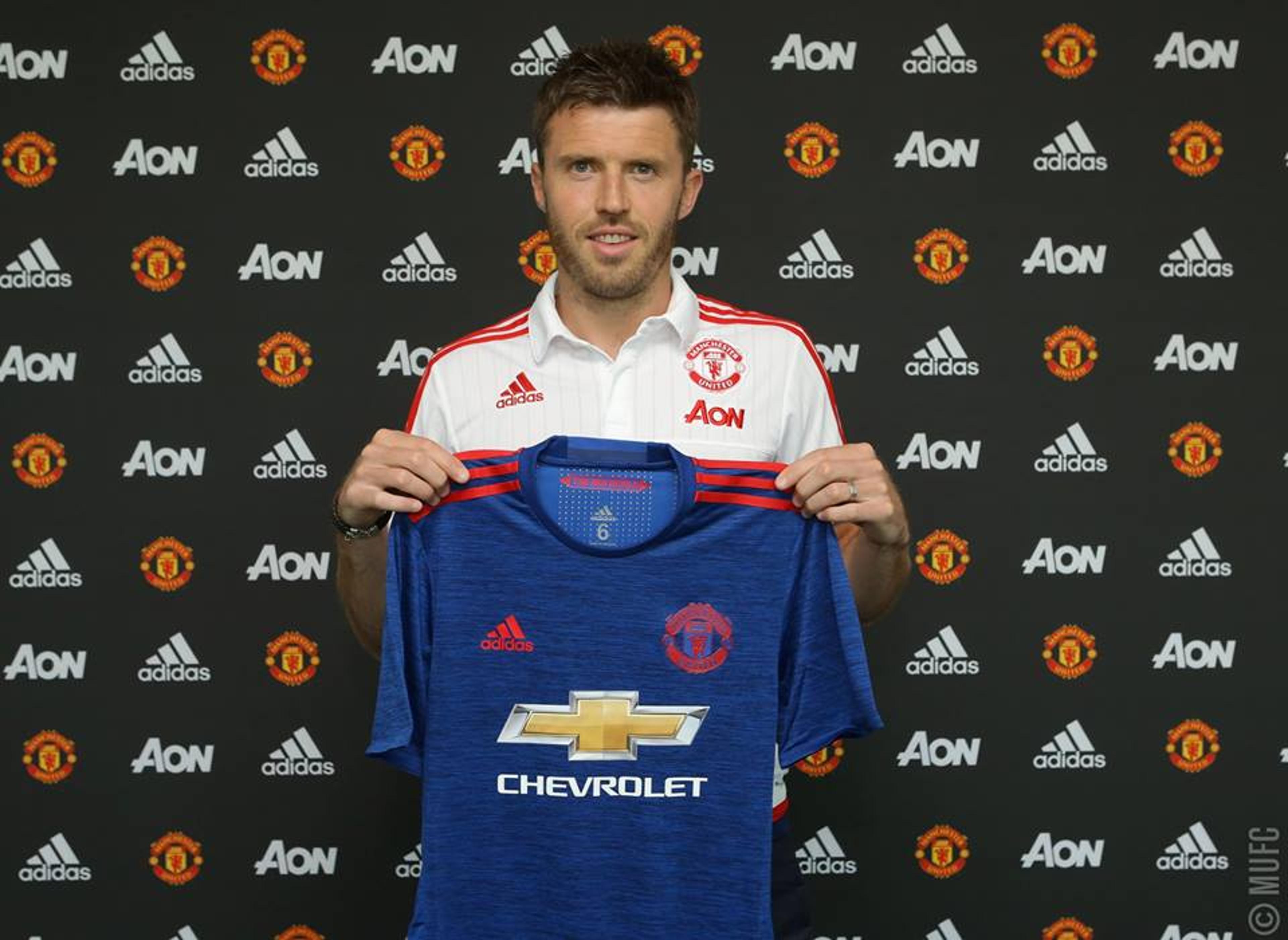 Manchester United anuncia a renovação com o volante Carrick