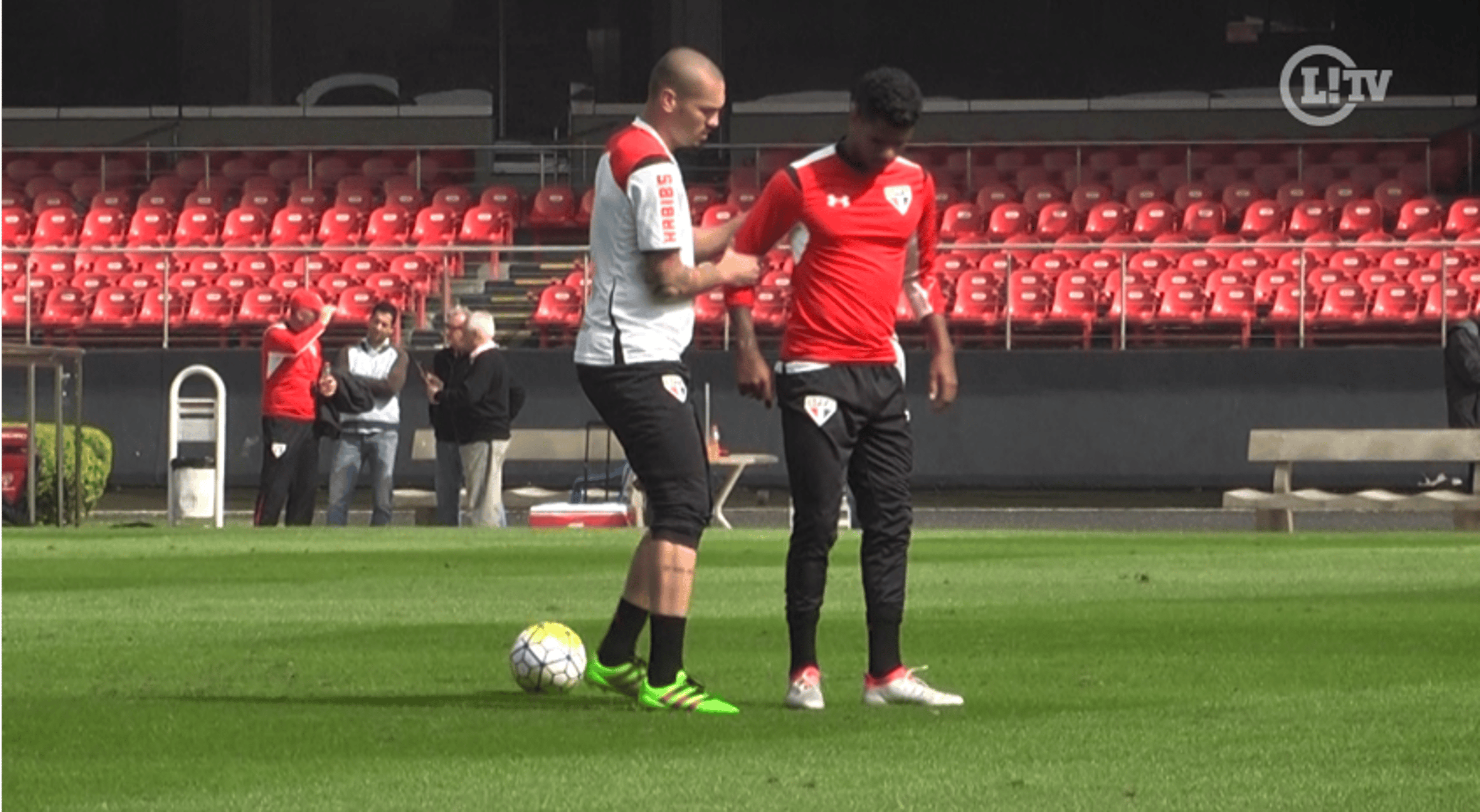 Bauza repete time em treino com dicas de Maicon para Matheus Reis