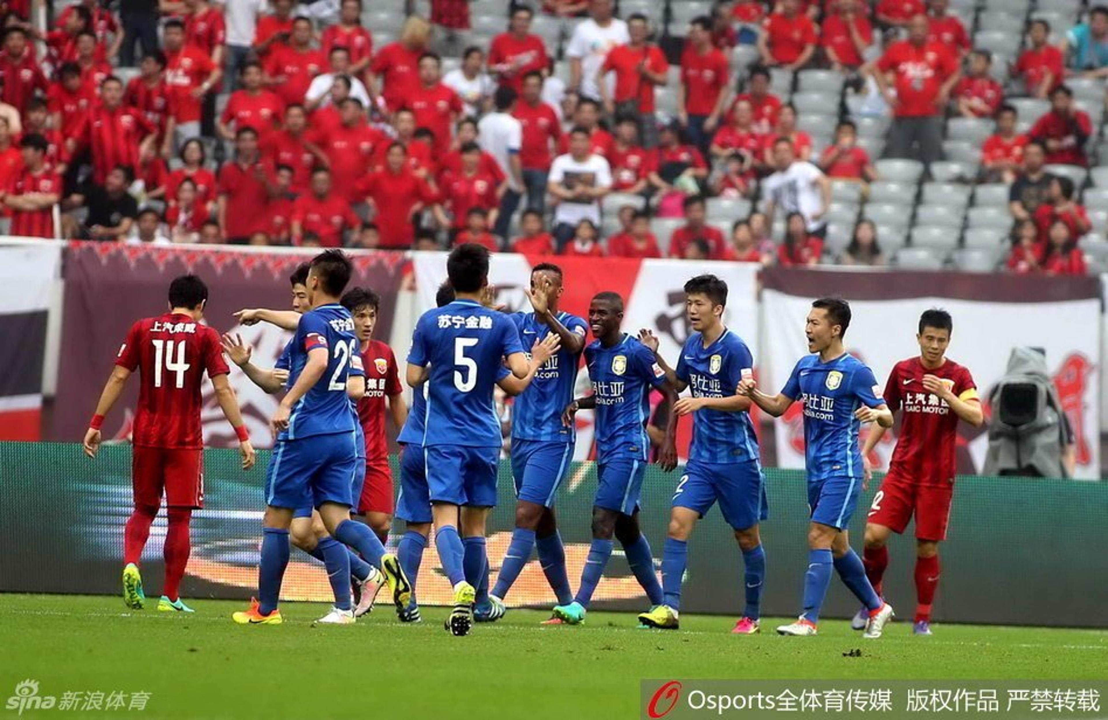 Ramires e Jô marcam, e Jiangsu Suning assume a segunda posição