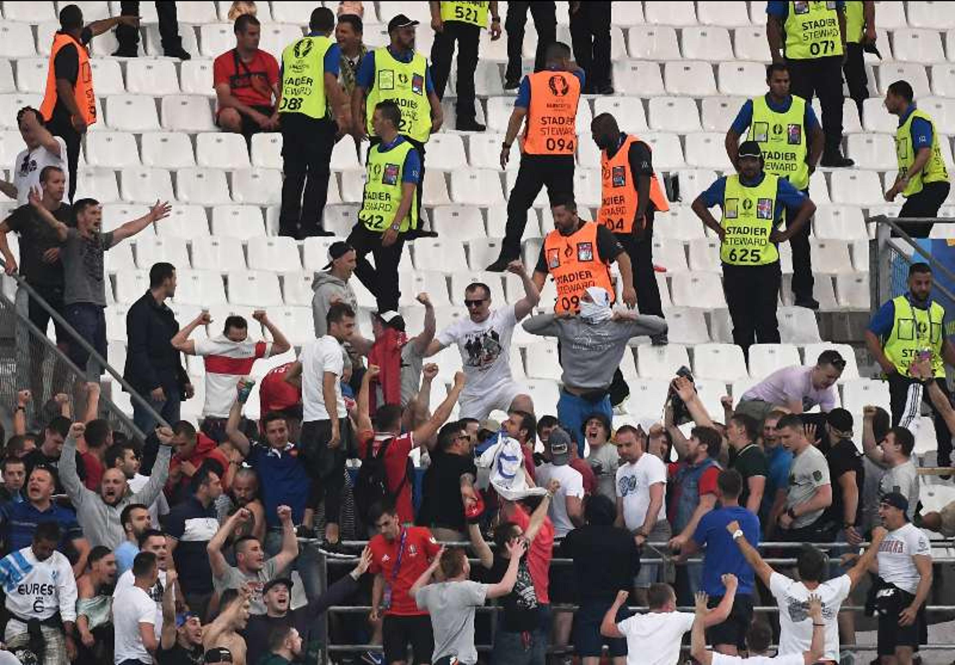 Briga entre russos e ingleses causa tumulto no estádio Vélodrome