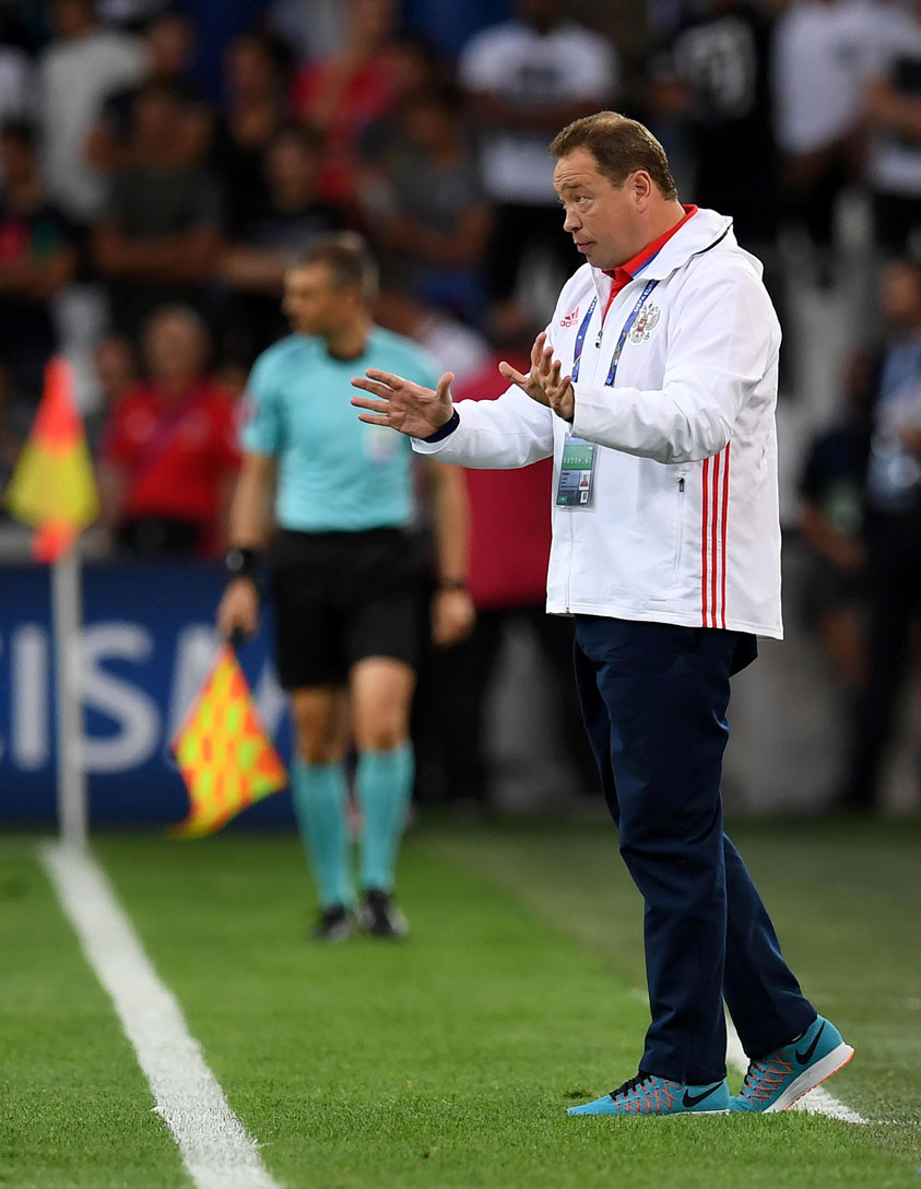 Técnico da Rússia comemora empate e elogia comportamento da equipe