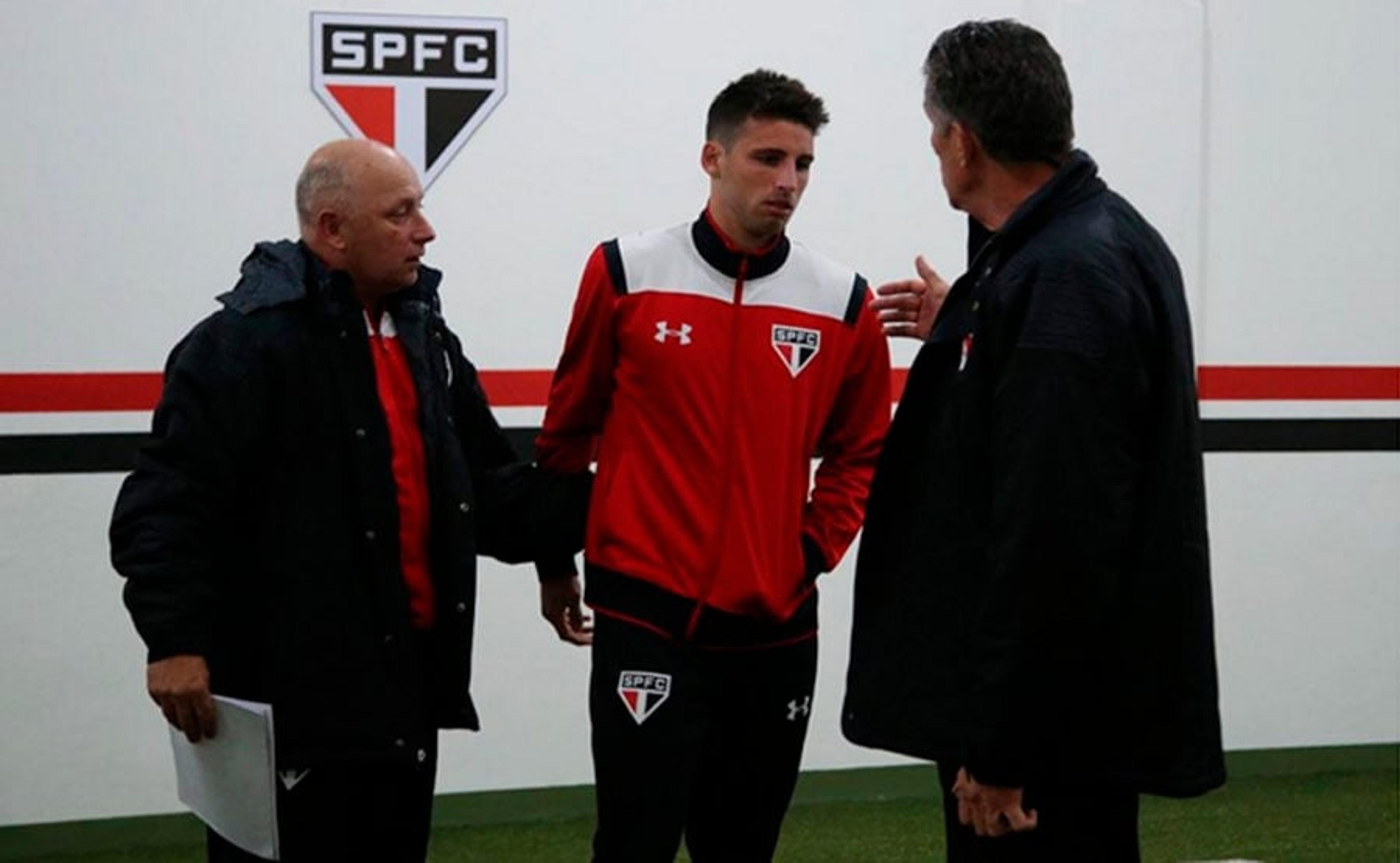 De volta ao São Paulo, Calleri treina no CT e tem conversa com Bauza