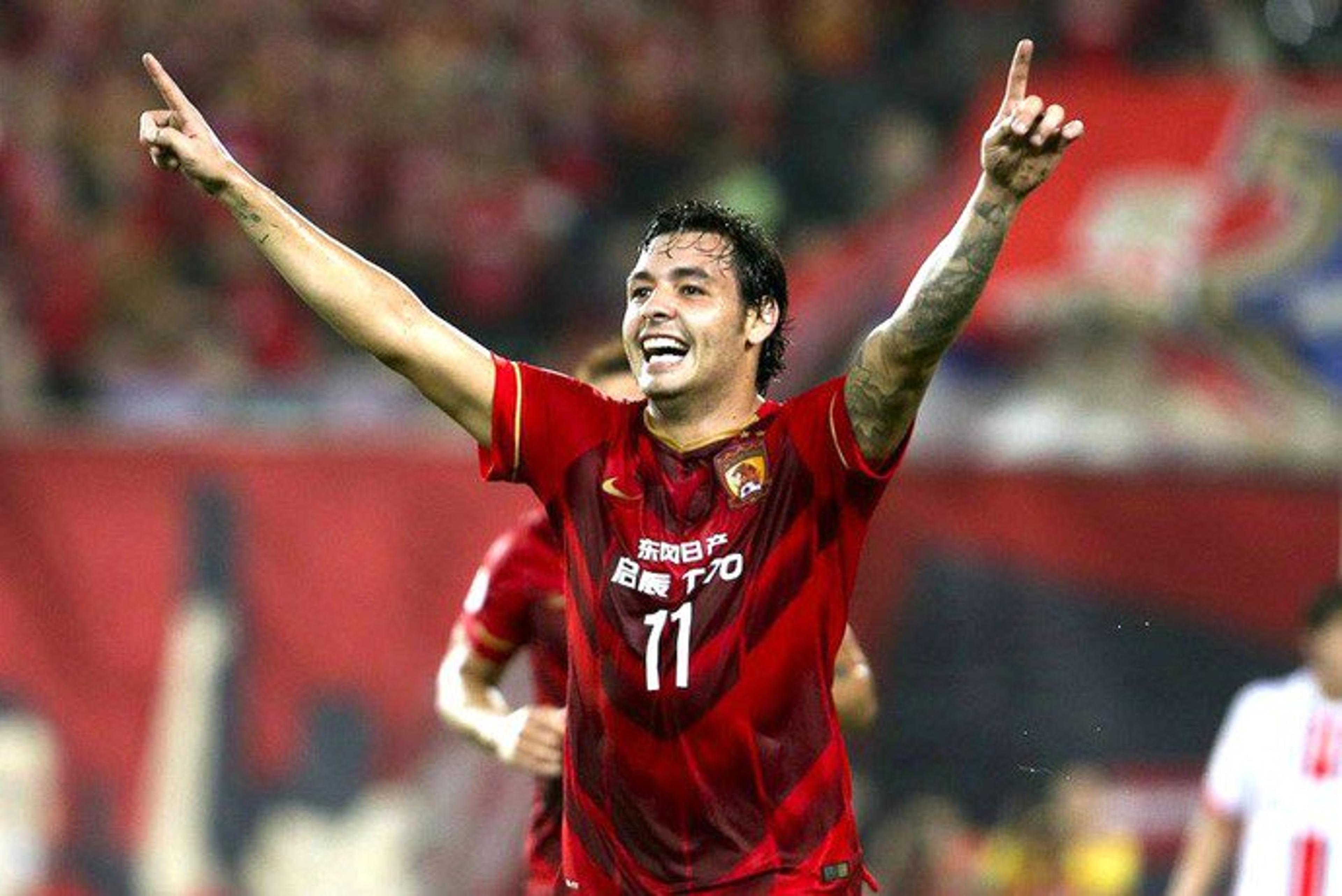 Ricardo Goulart marca, vira artilheiro, e Guangzhou segue líder