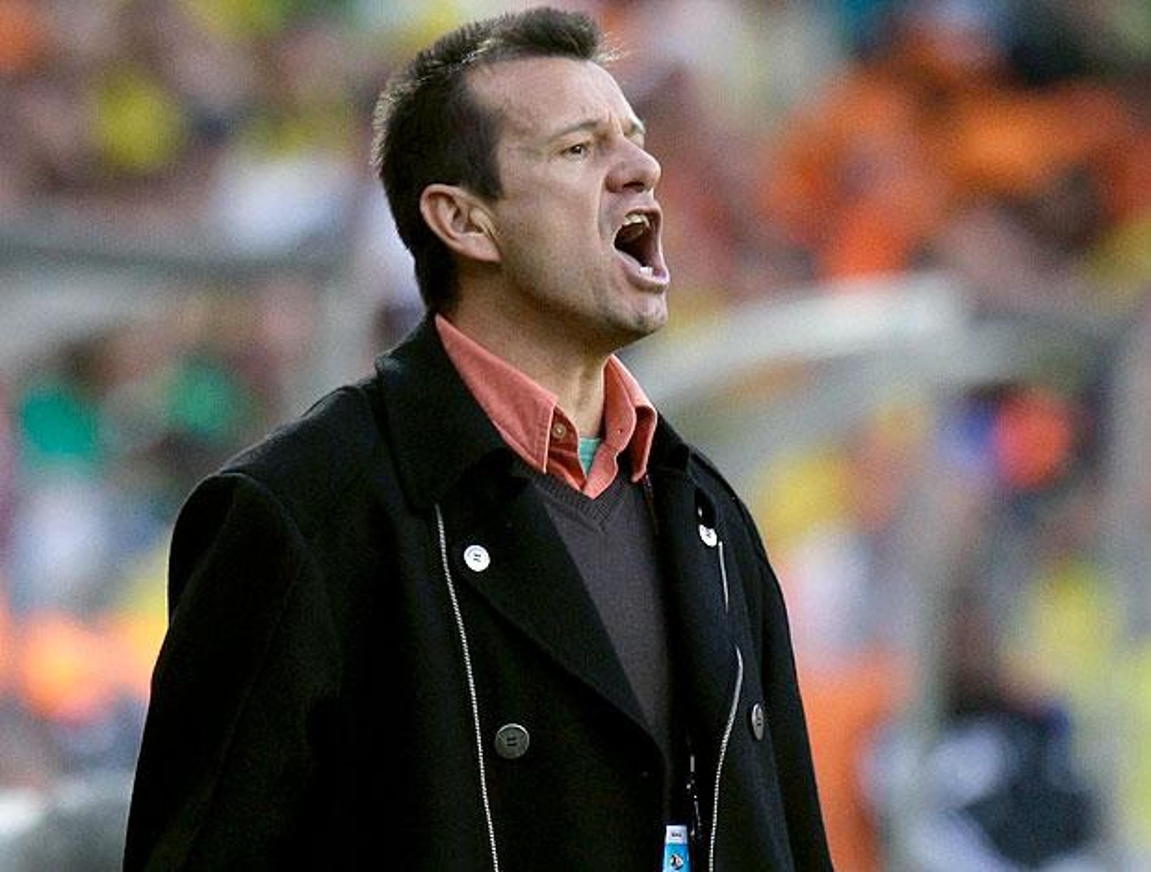 Presidente do Colo Colo revela que Dunga foi oferecido ao clube