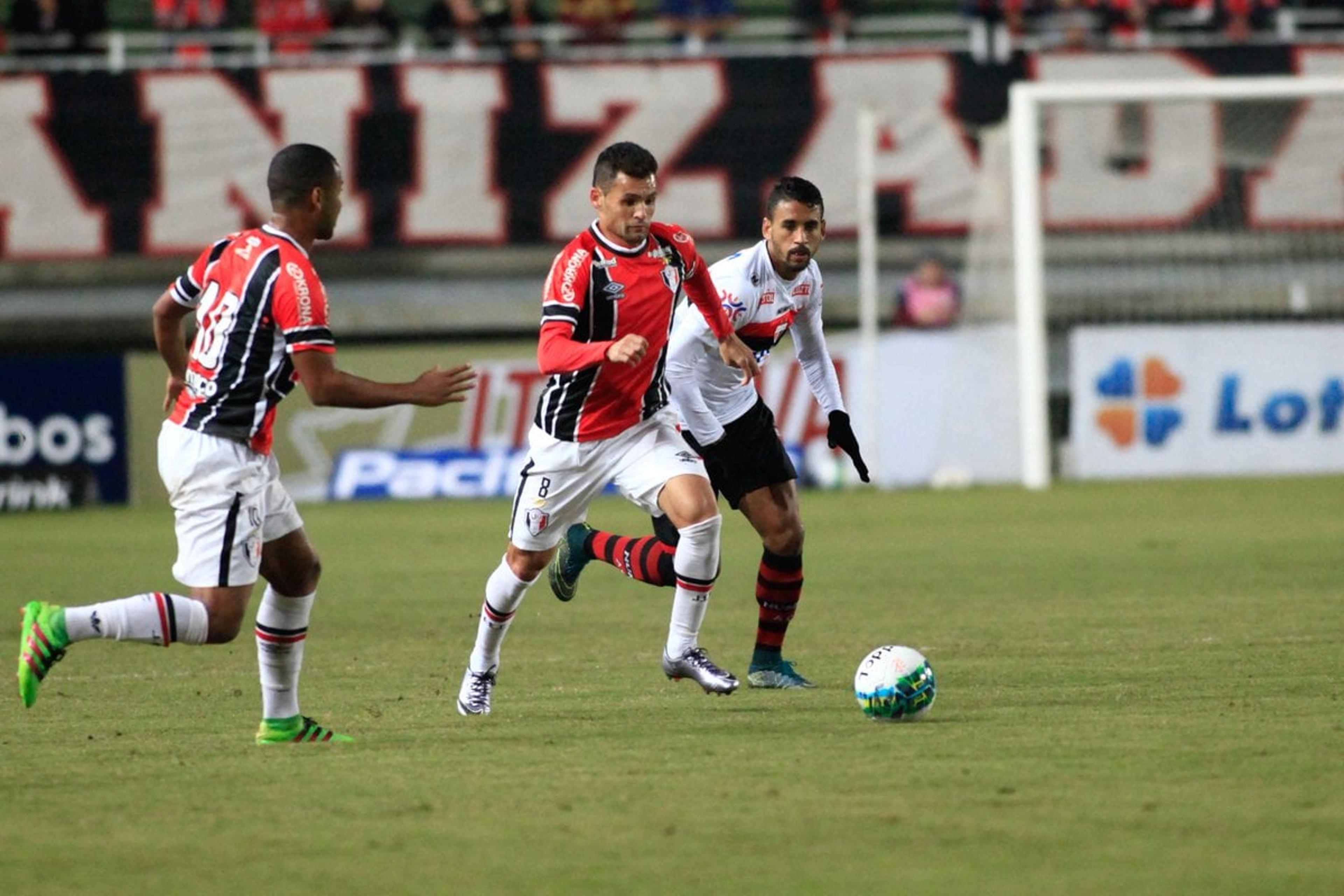 Atlético-GO suporta pressão do JEC e mantém vice-liderança da Série B