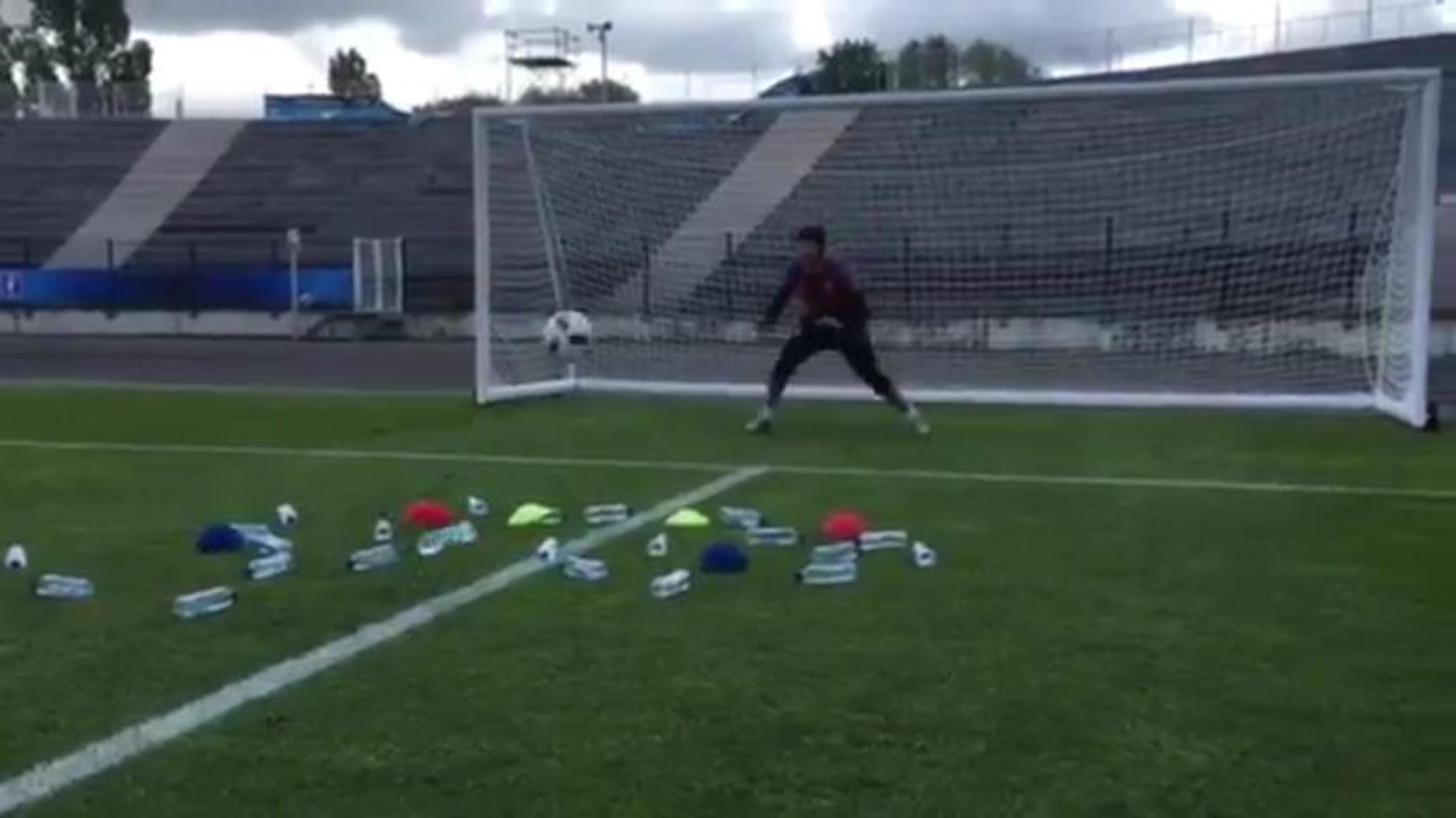 VÍDEO: Petr Cech usa garrafas em treino para melhorar reflexo