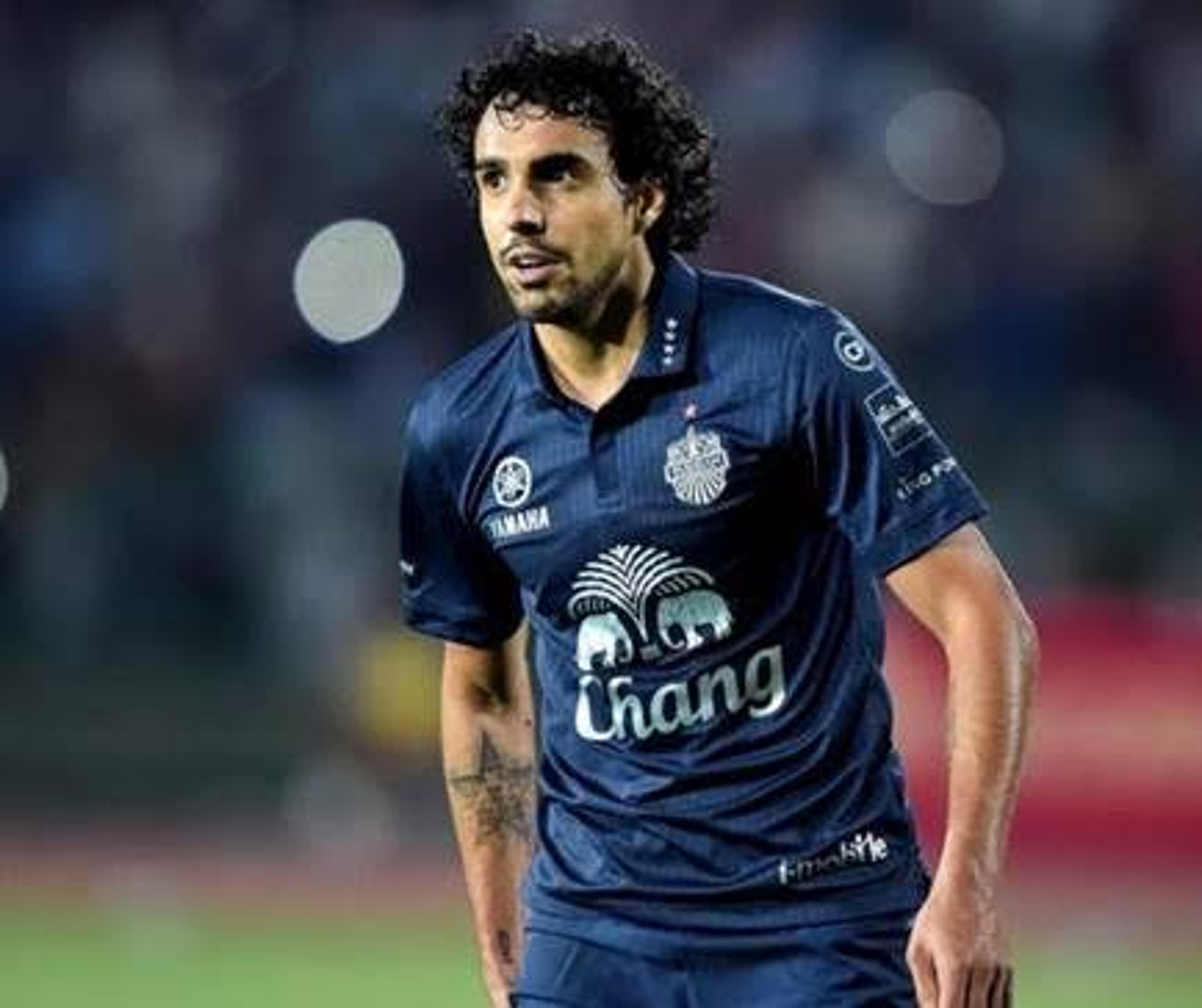 Recuperado de lesão, Diogo volta e marca três em goleada do Buriram