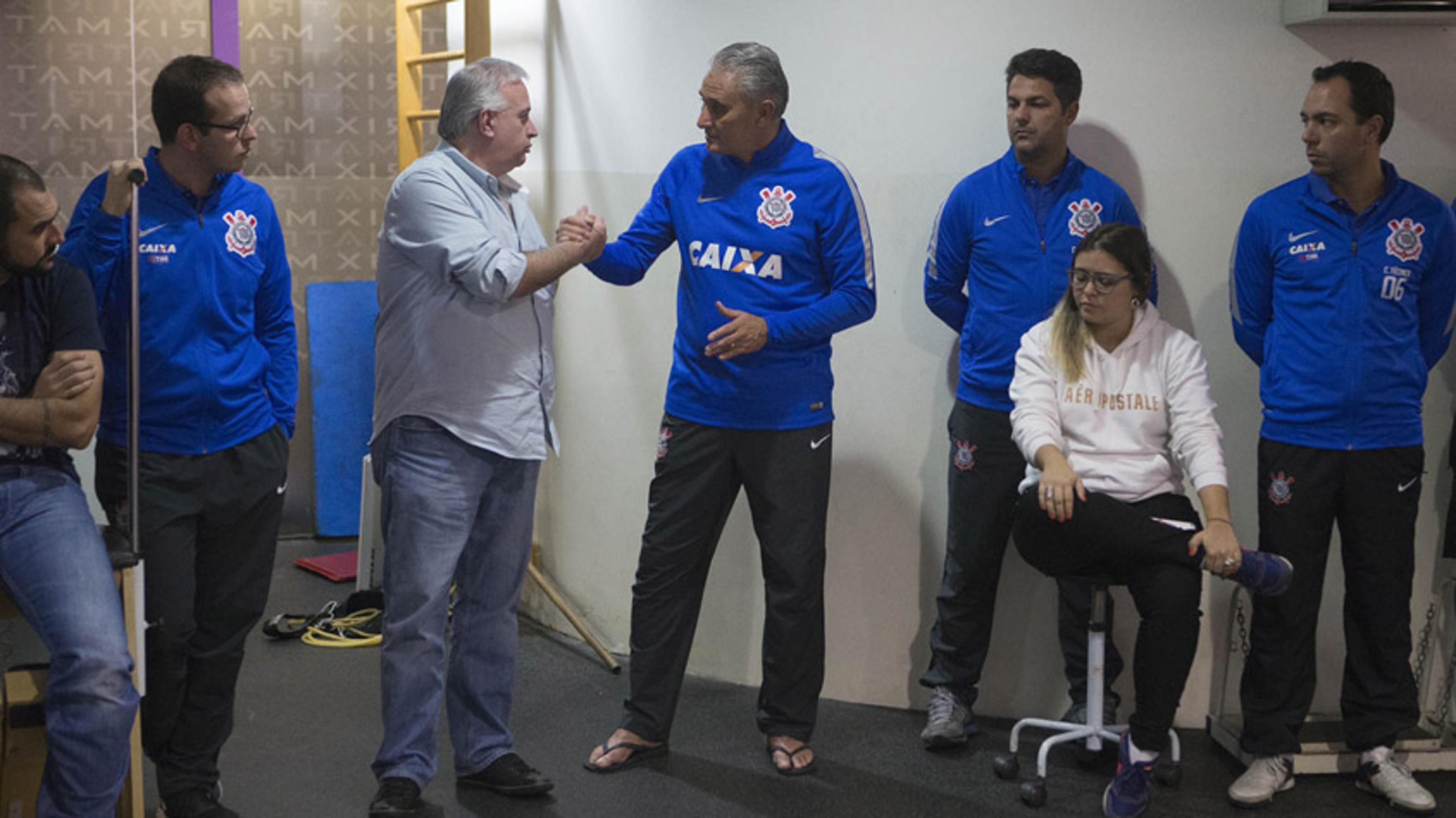 Em reunião com dirigentes e atletas no CT, Tite se despede do Corinthians