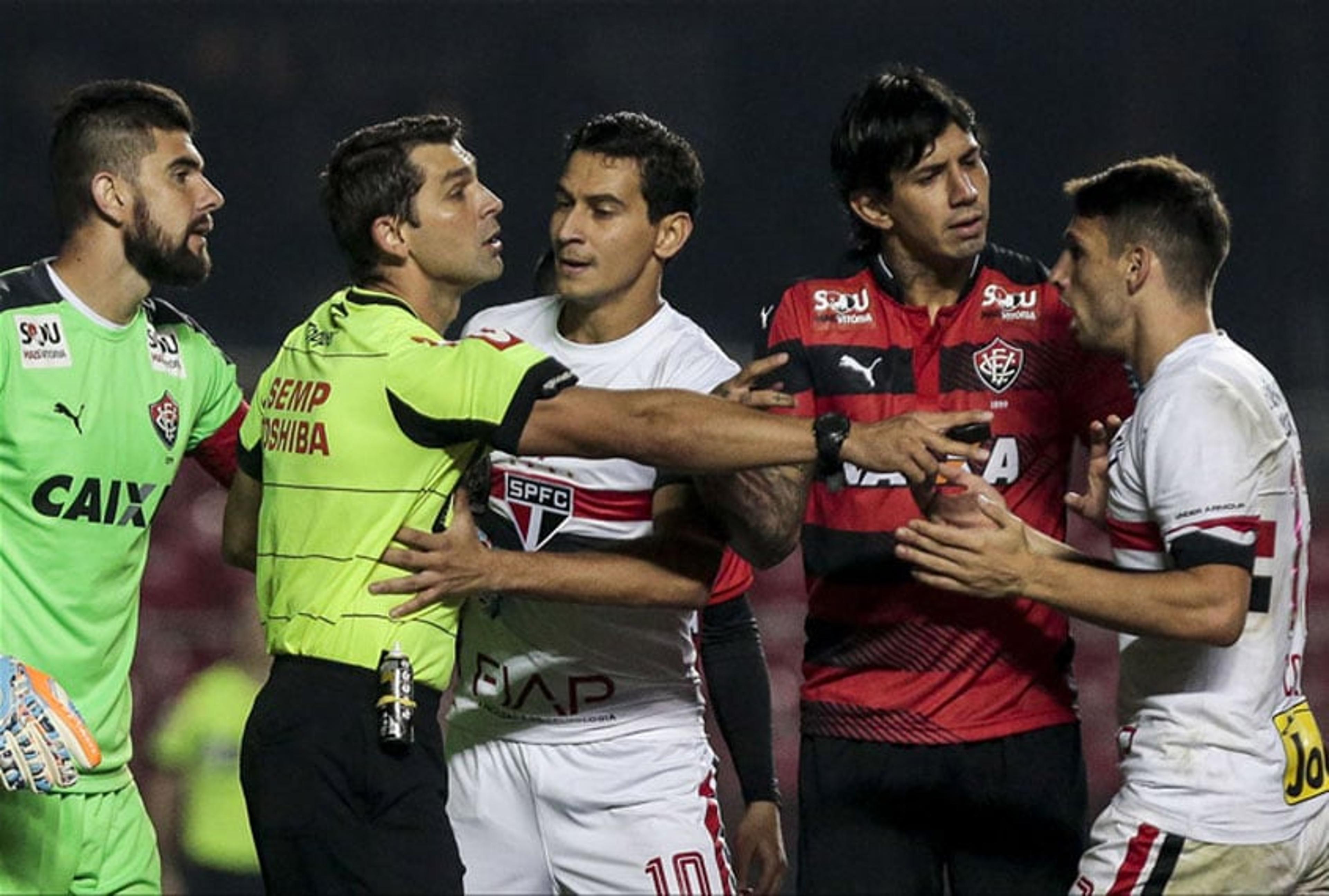 VÍDEO: Jogo esquisito! Atraso do Vitória e apagão marcam triunfo tricolor no Morumbi