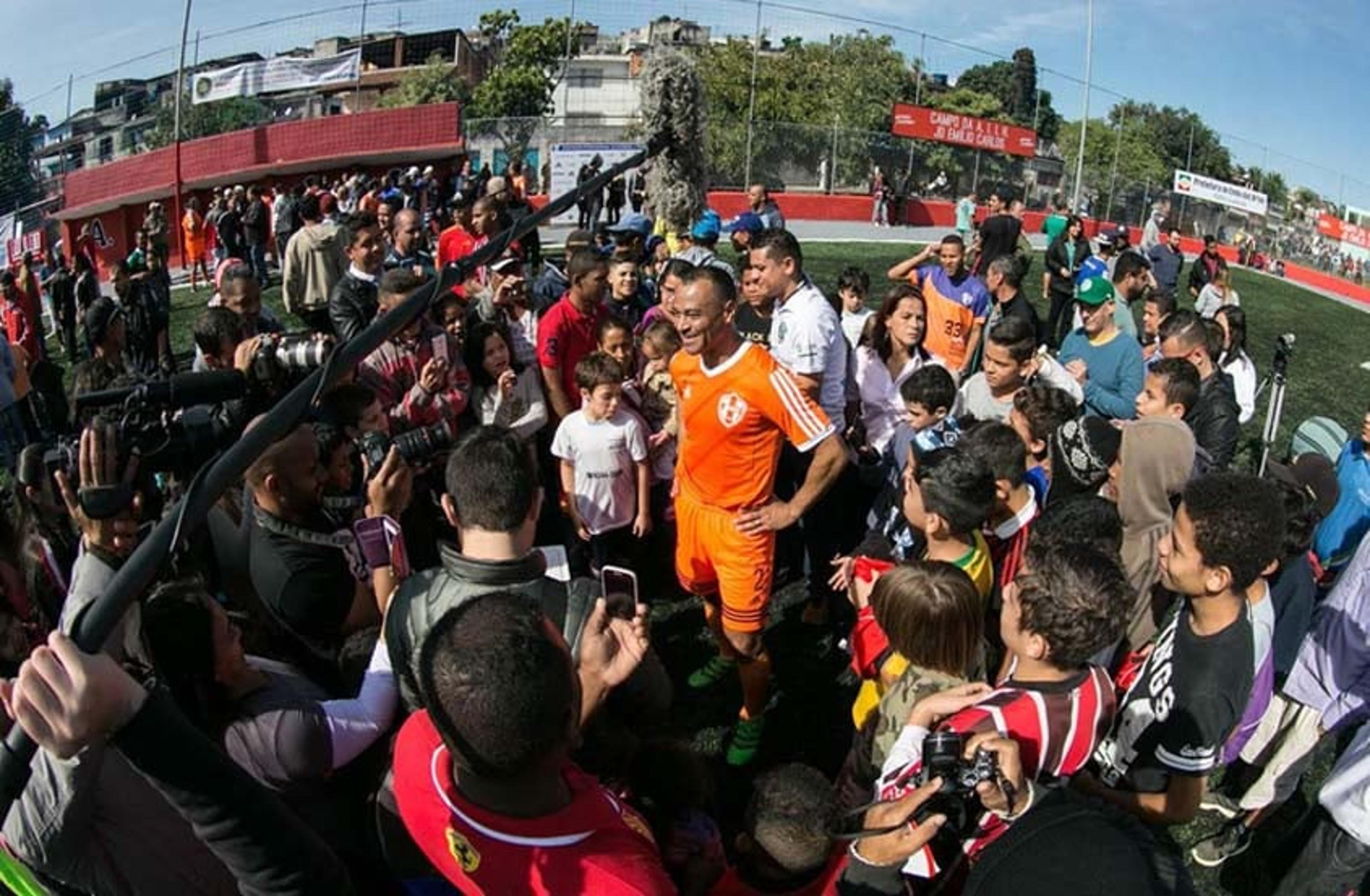 1000% Jardim Irene: a volta de Cafu ao campinho que transforma vidas