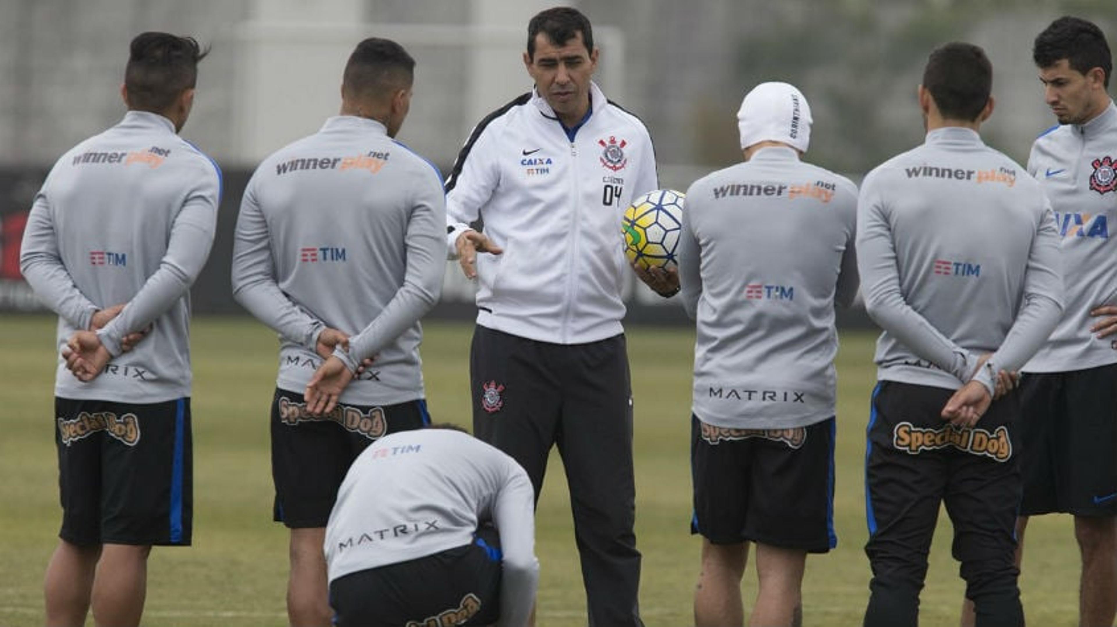 Carille define Corinthians com quatro mudanças e duas novidades no banco