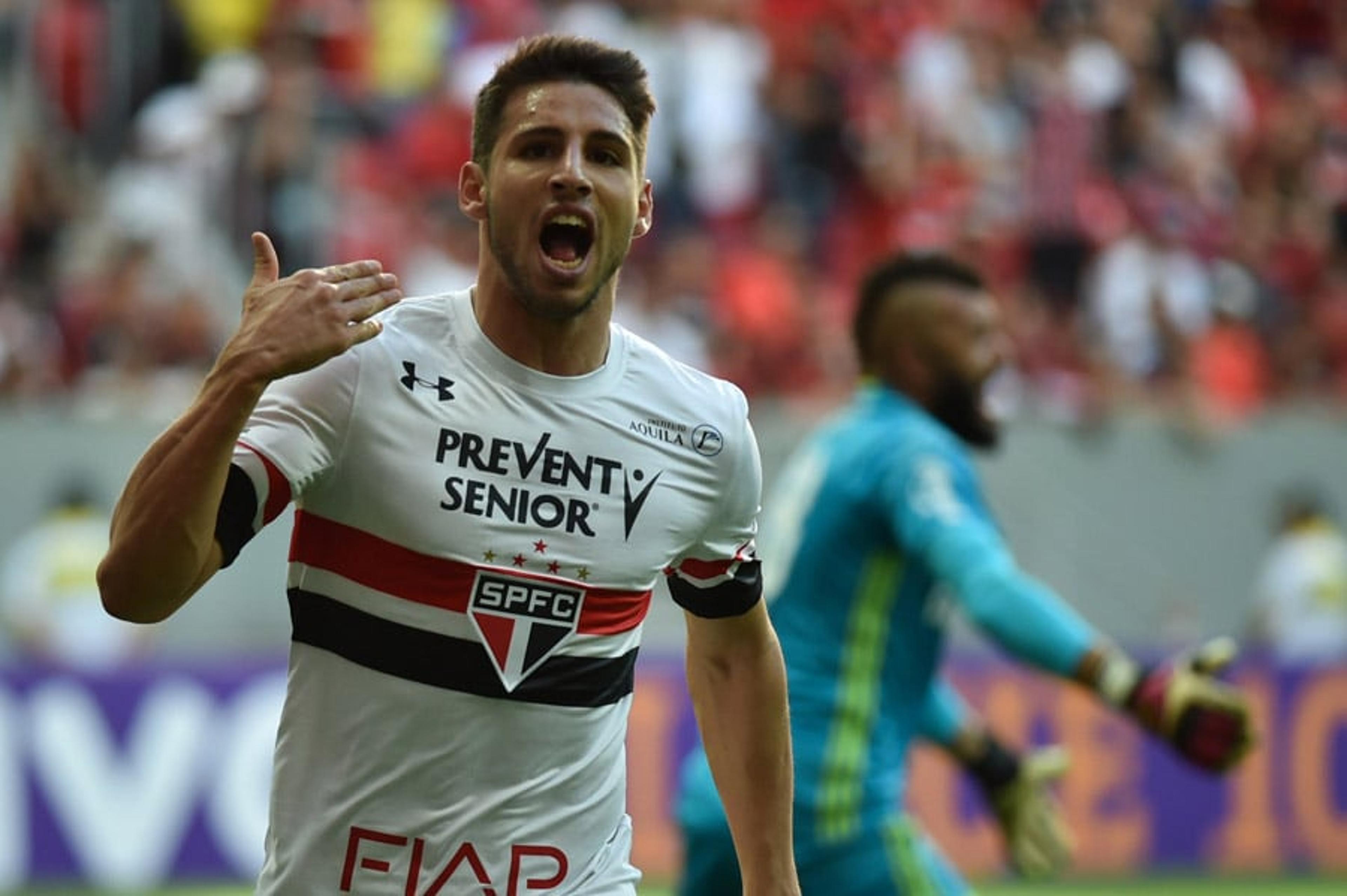 Árbitro explica vermelho a Calleri em súmula: ‘Só porque sou argentino?’