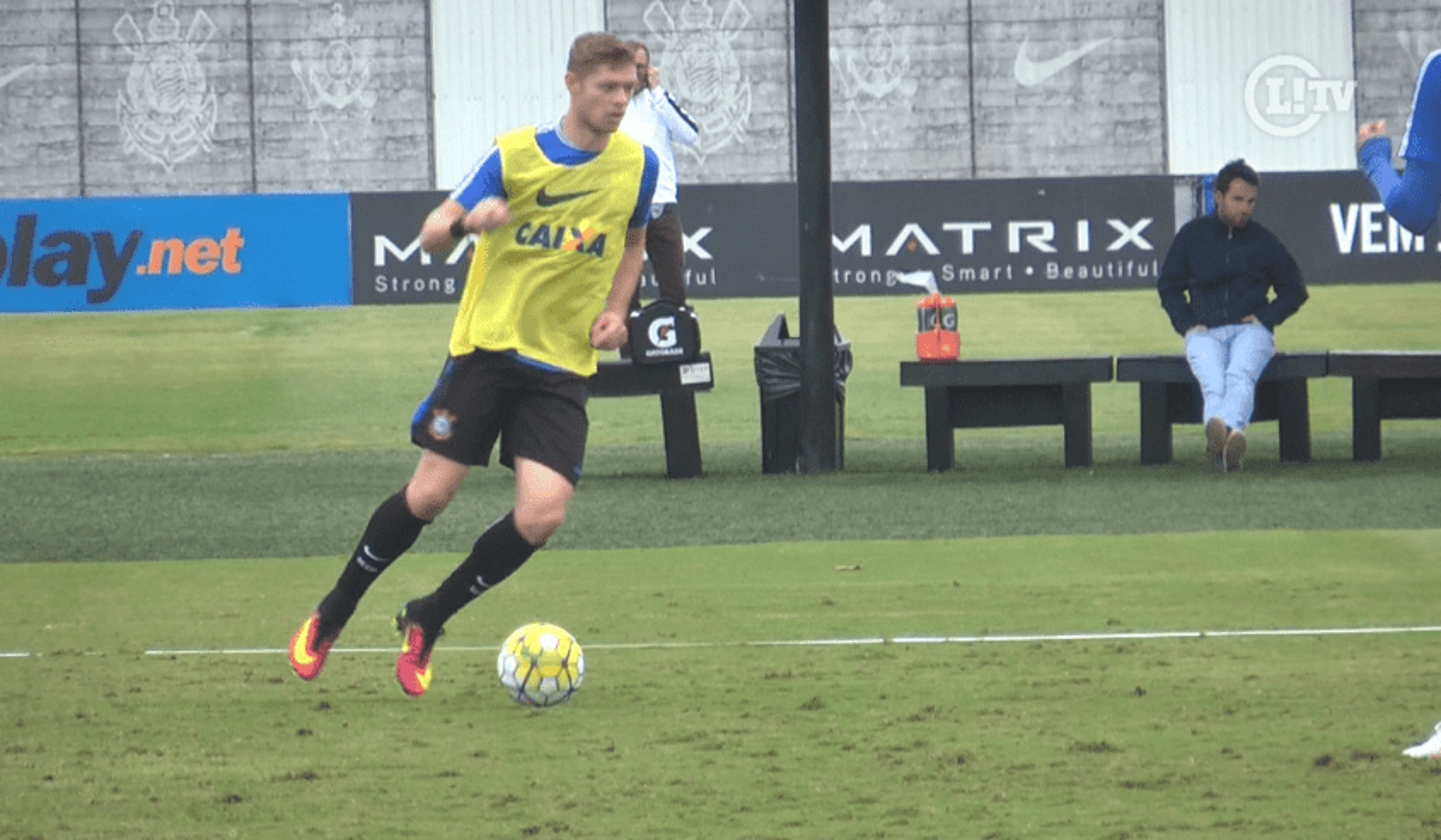 VÍDEO: Merece mais chances? Marlone faz golaço em treino do Corinthians