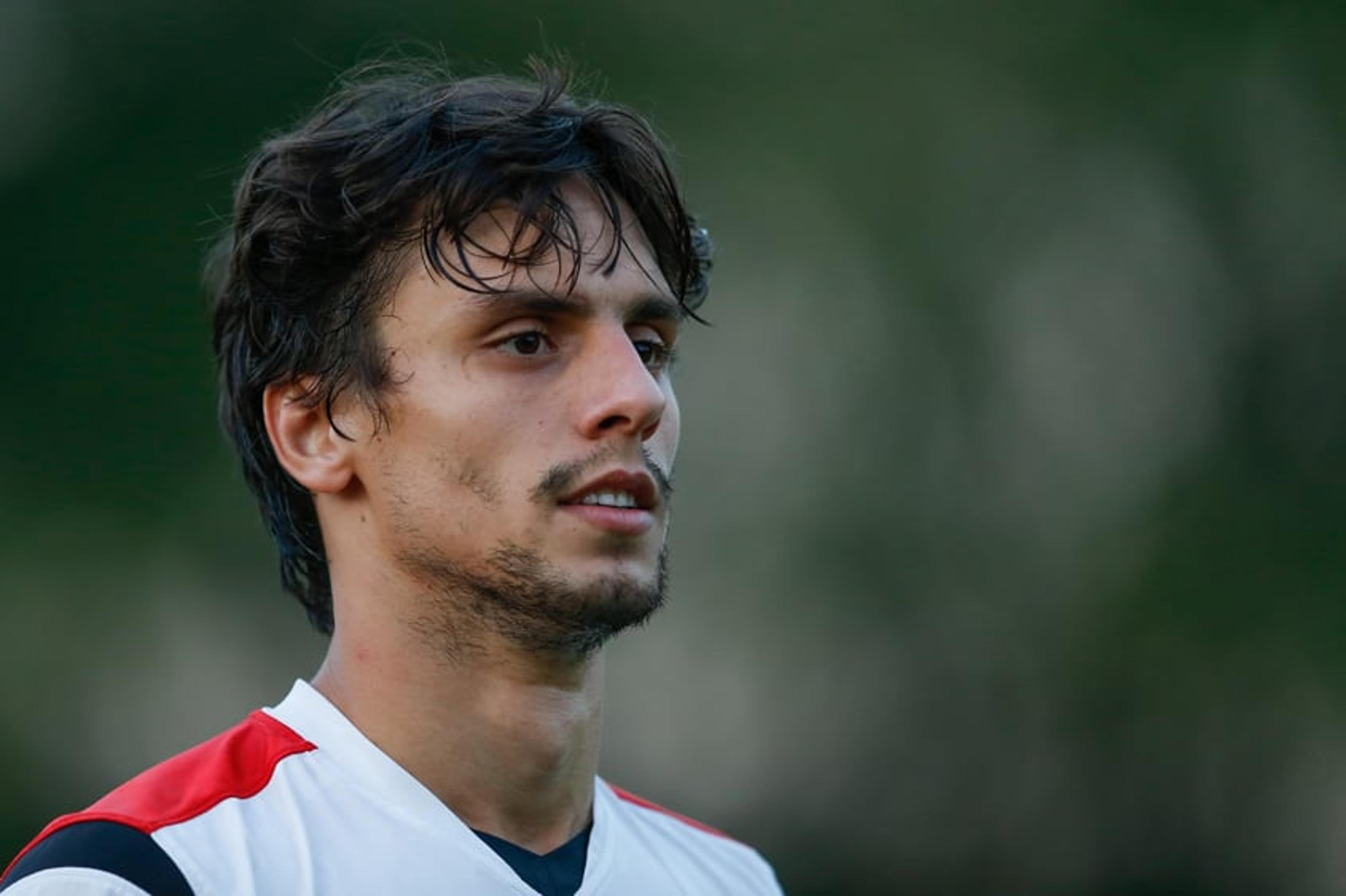 Rodrigo Caio aparece como titular em treino do São Paulo no Morumbi