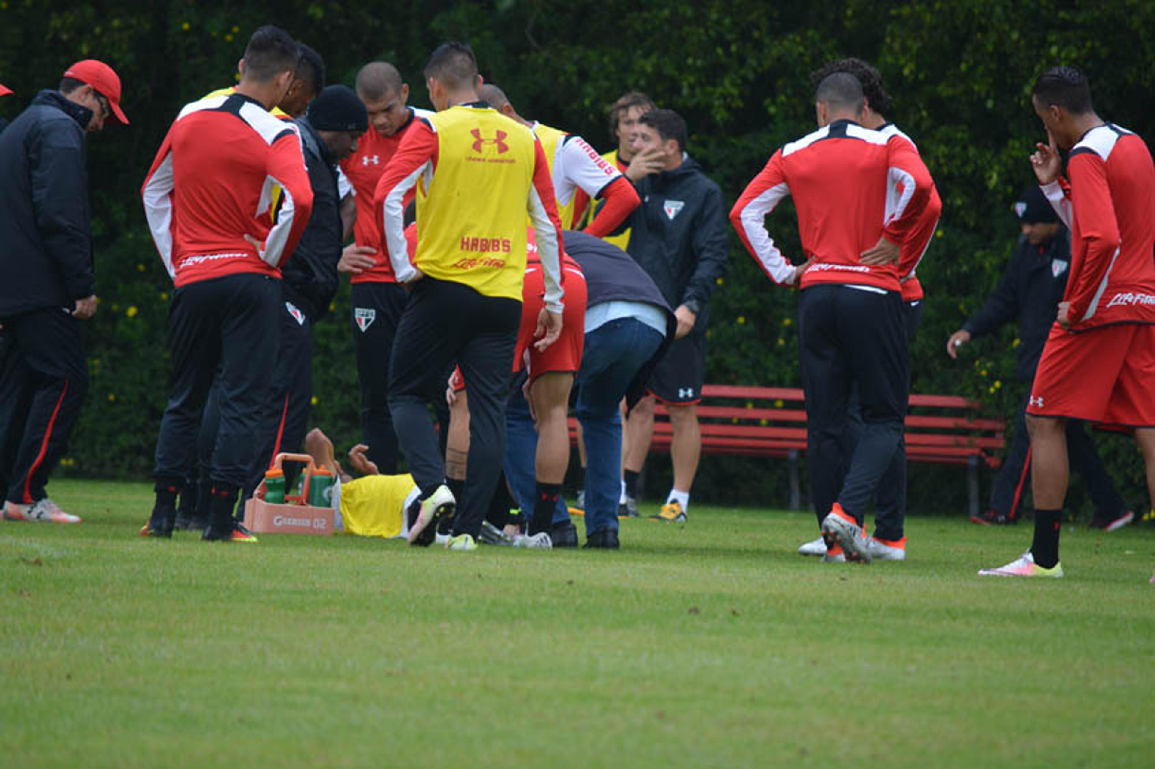 Zagueiro Rodrigo Caio dá susto e deixa treino do São Paulo mancando