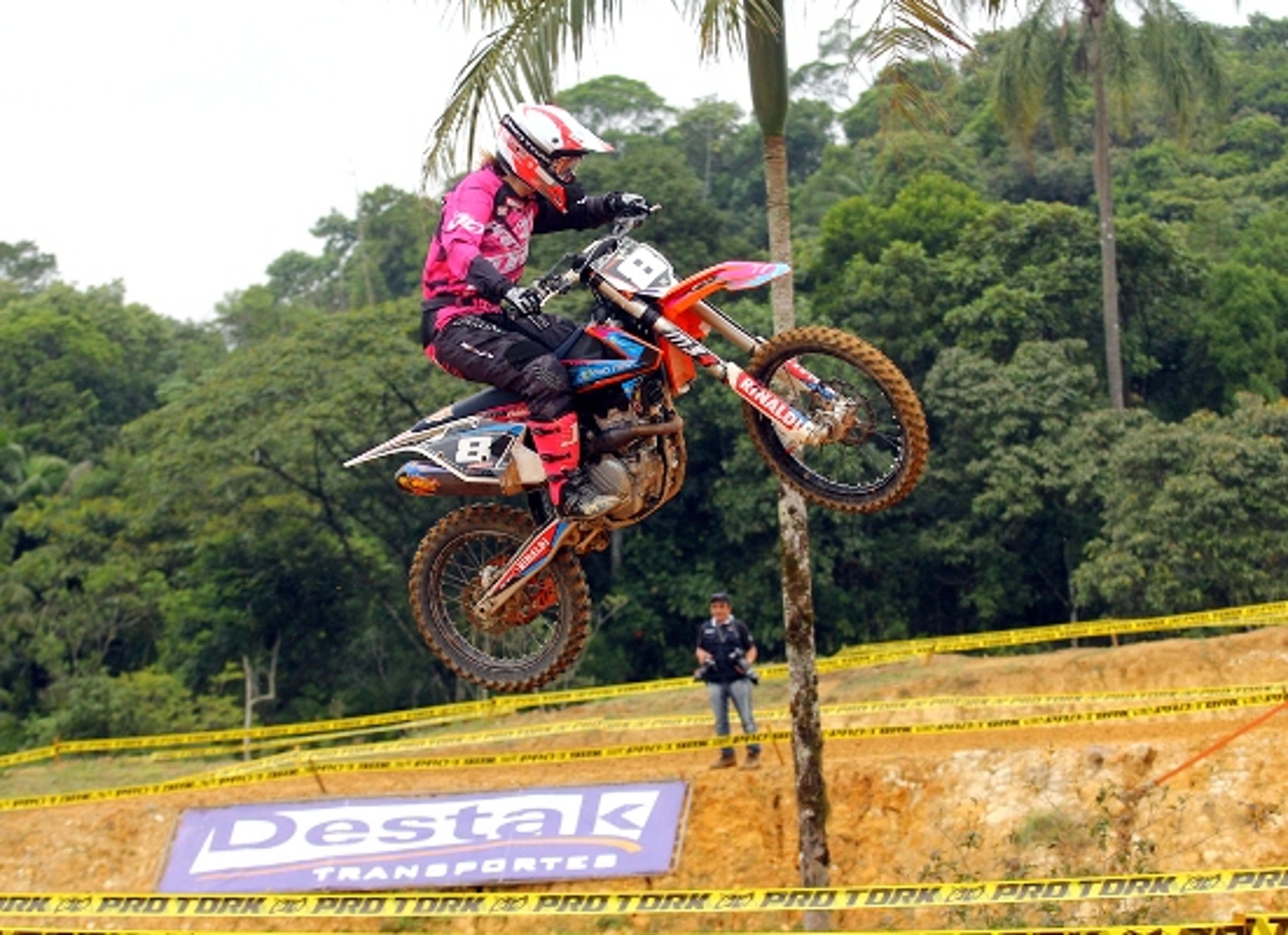 Brasileira disputa Latino-Americano de Motocross