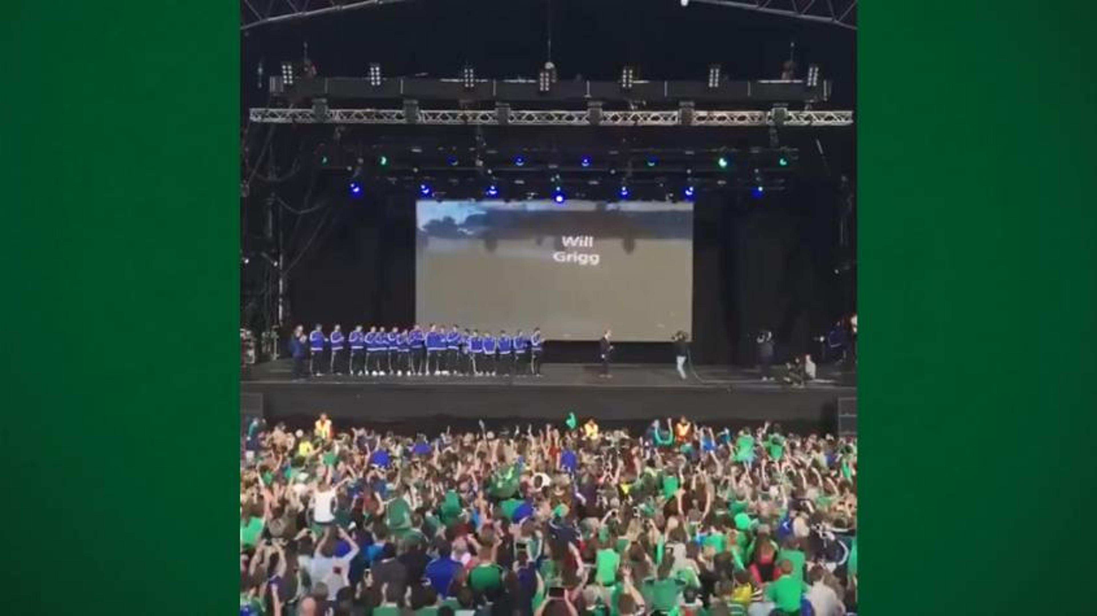 VÍDEO: Torcida da Irlanda do Norte recebe a seleção com hit para Will Grigg