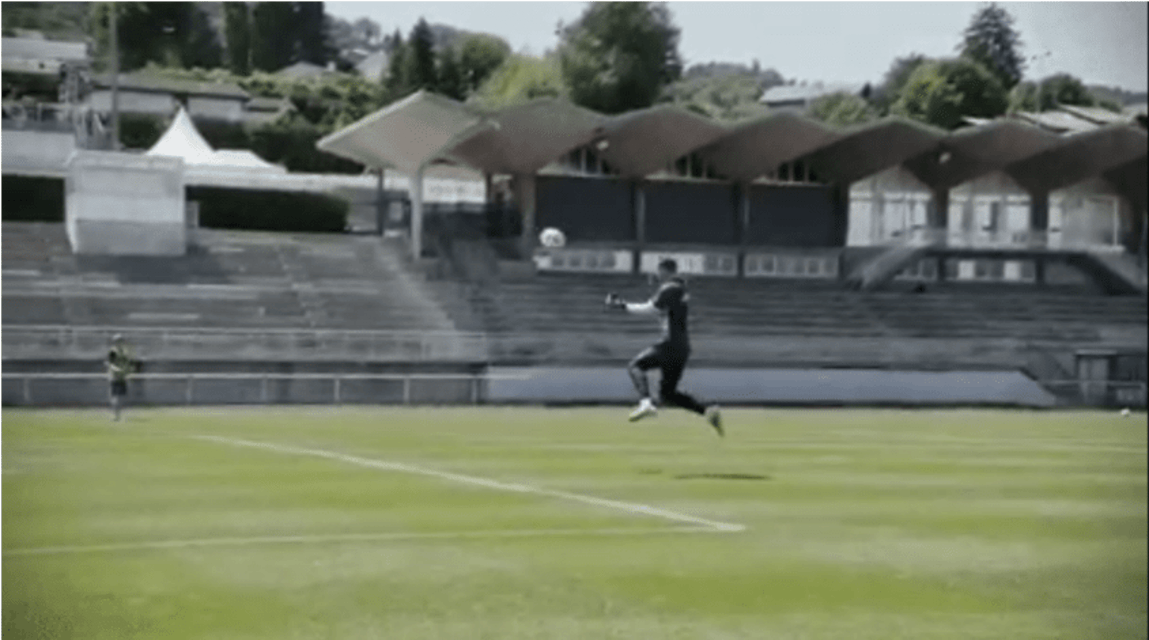 VÍDEO: Bom de cabeça! Neuer aparece treinando finalização em bolas aéreas