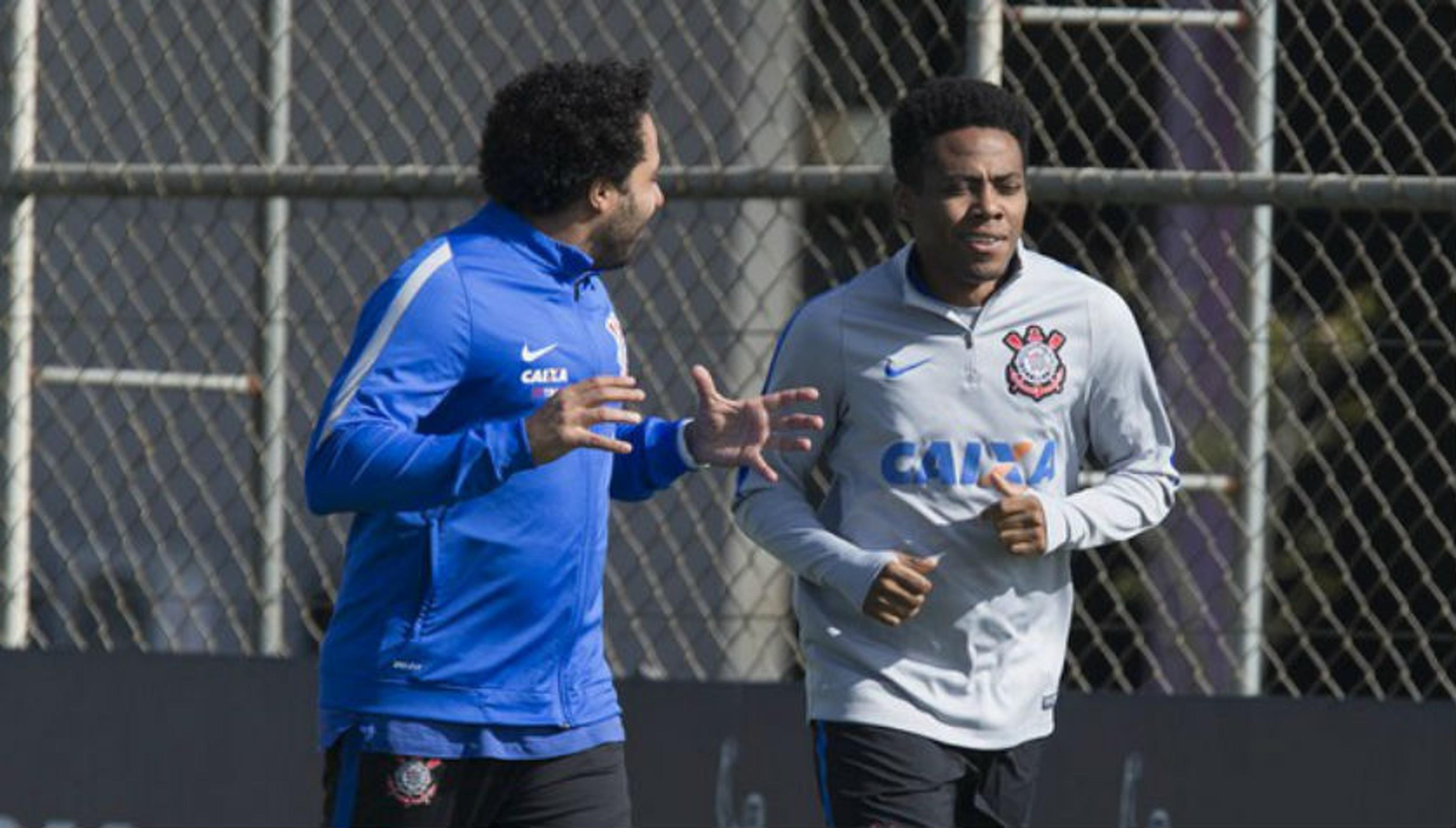 Com treinos em campo, Elias e André avançam recuperação no Corinthians