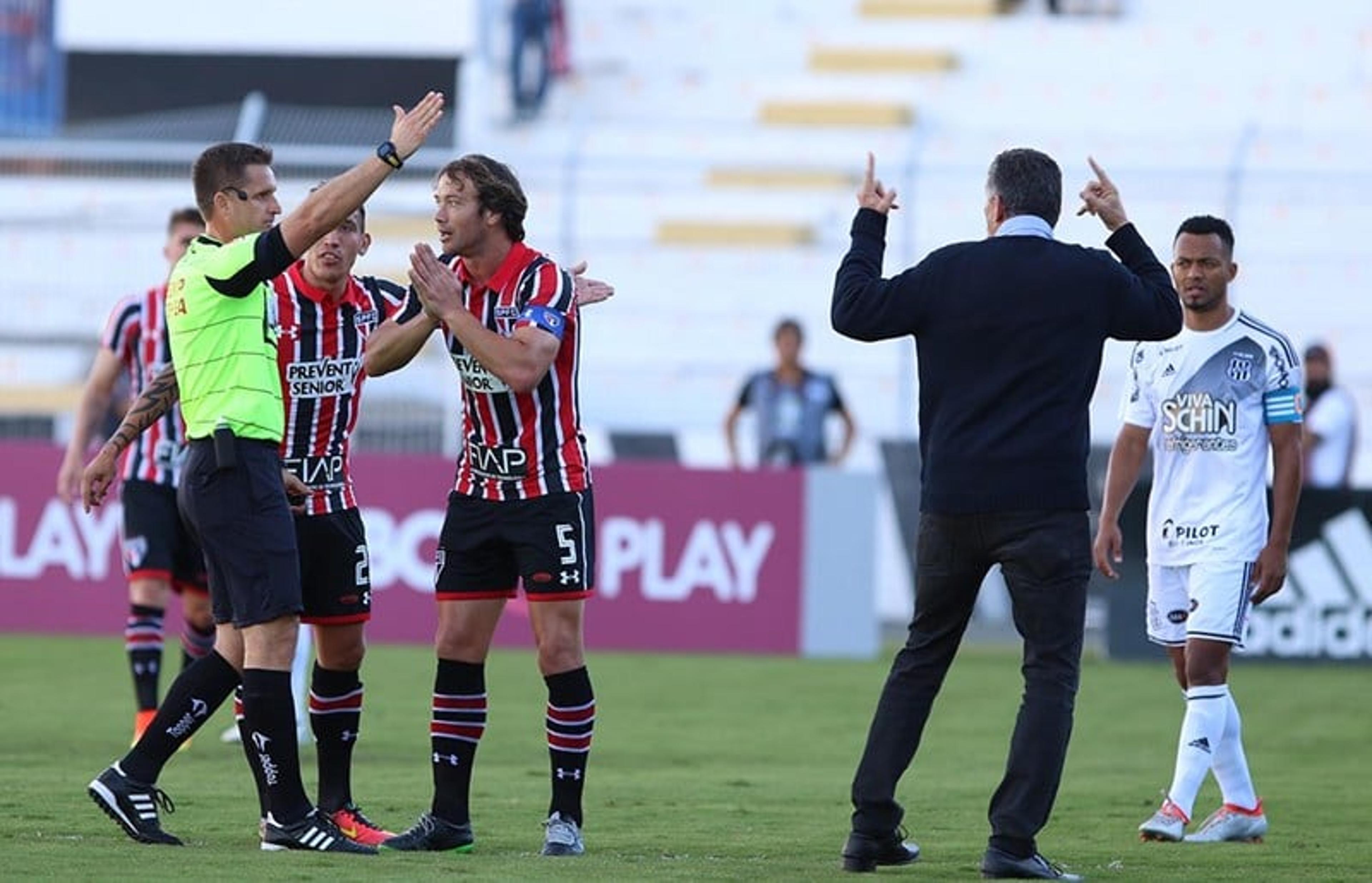 Bauza se irrita com árbitro e São Paulo promete reclamação formal