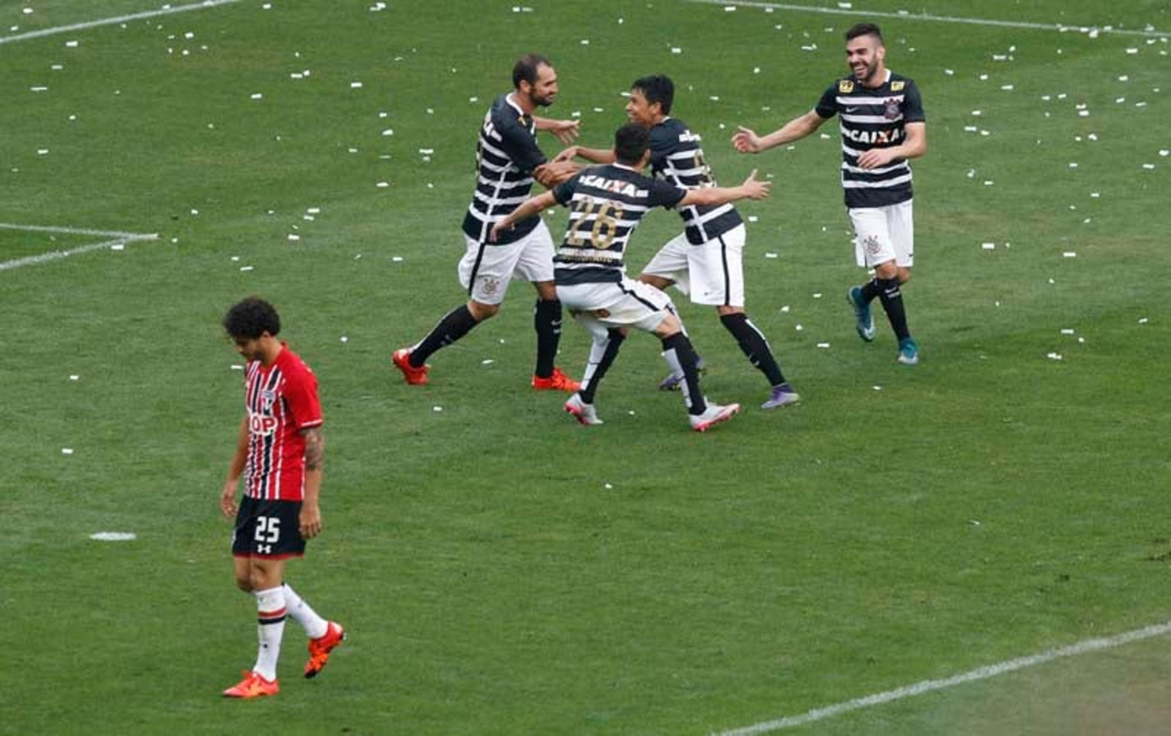 Quase um ano após 6 a 1, São Paulo acumula vexames e revê Corinthians