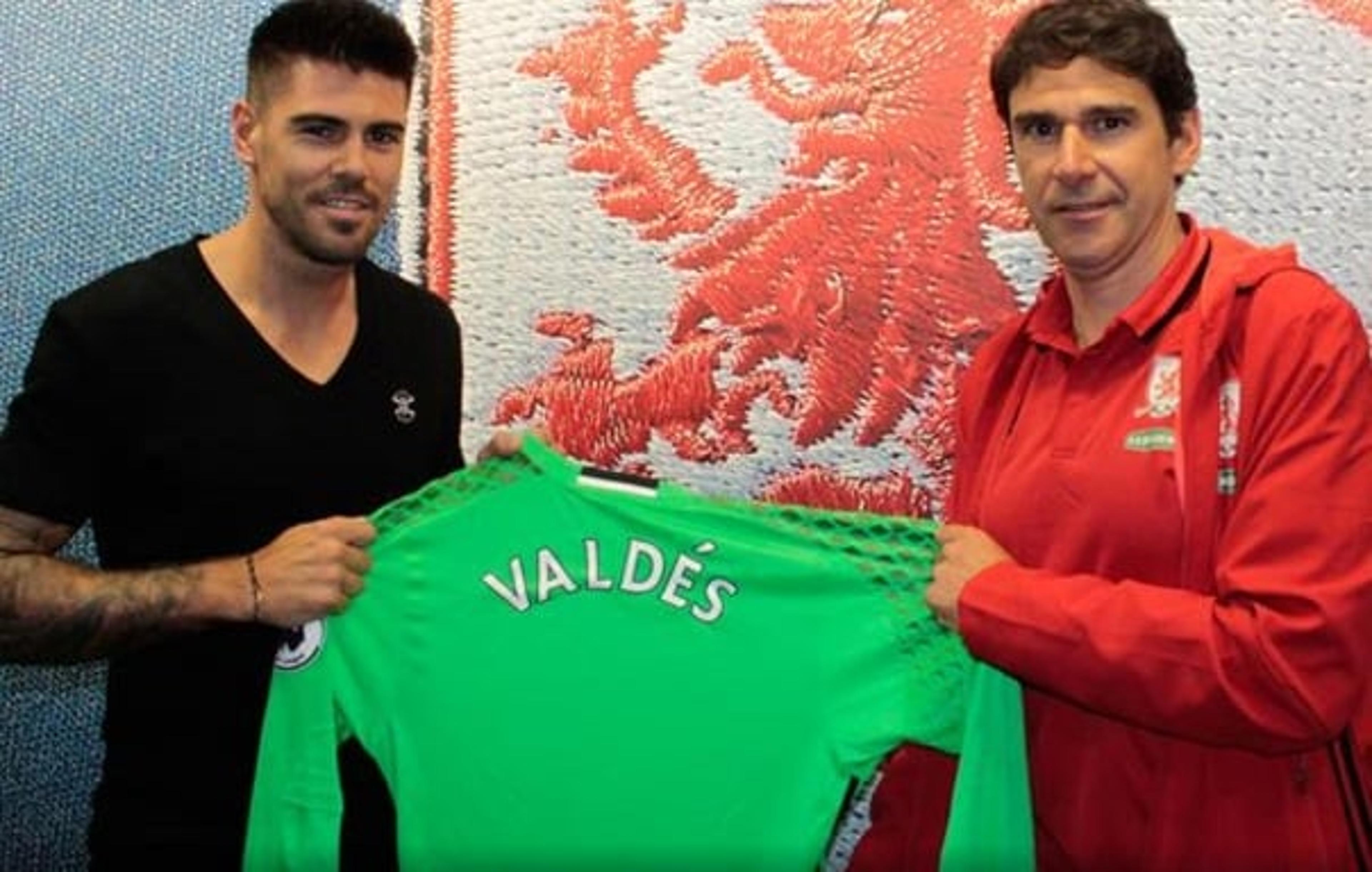 Time inglês anuncia a contratação do goleiro Víctor Valdés, ex-United