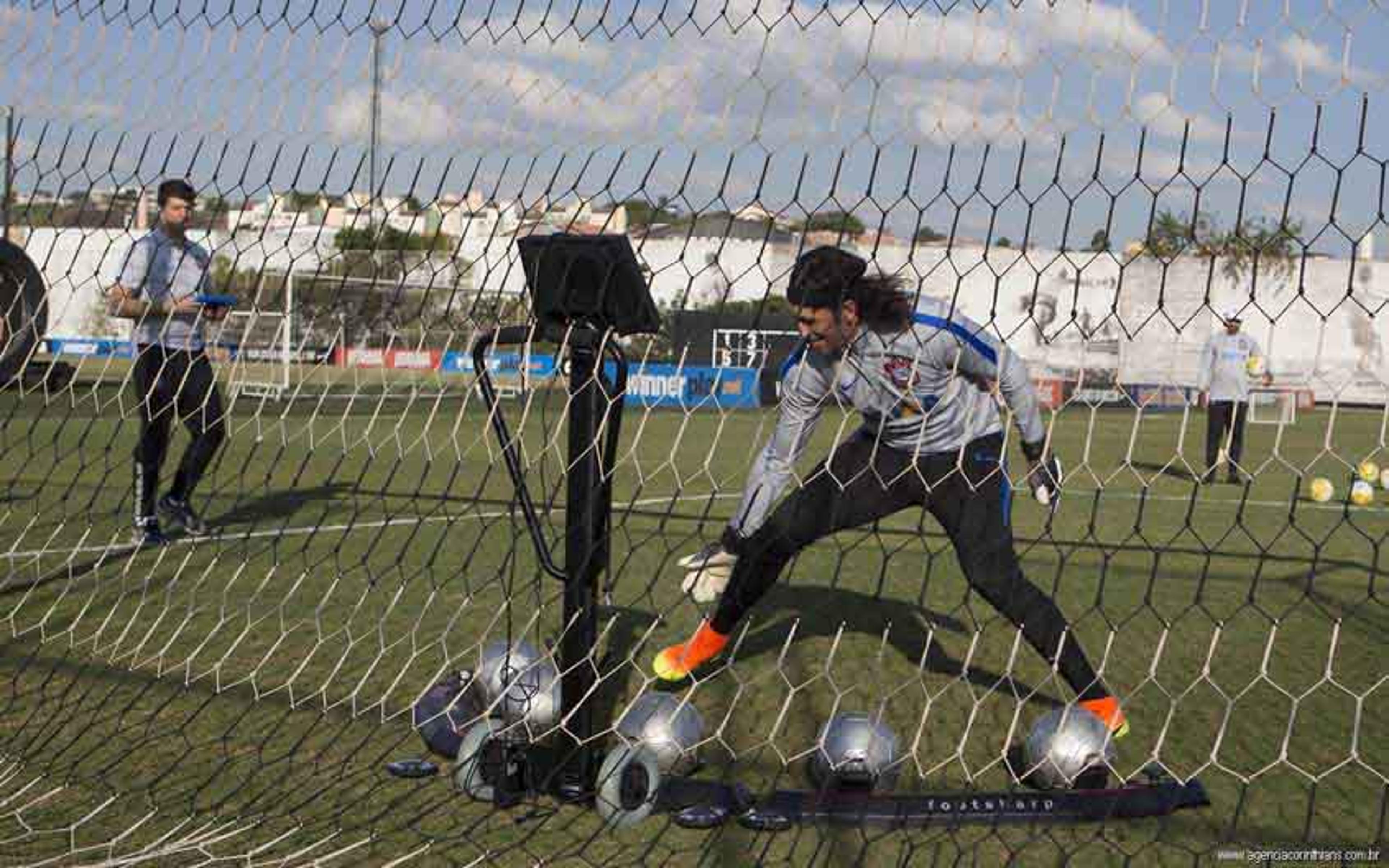 ‘Brinquedo’ novo! Goleiros do Timão apuram reflexo com máquina no CT