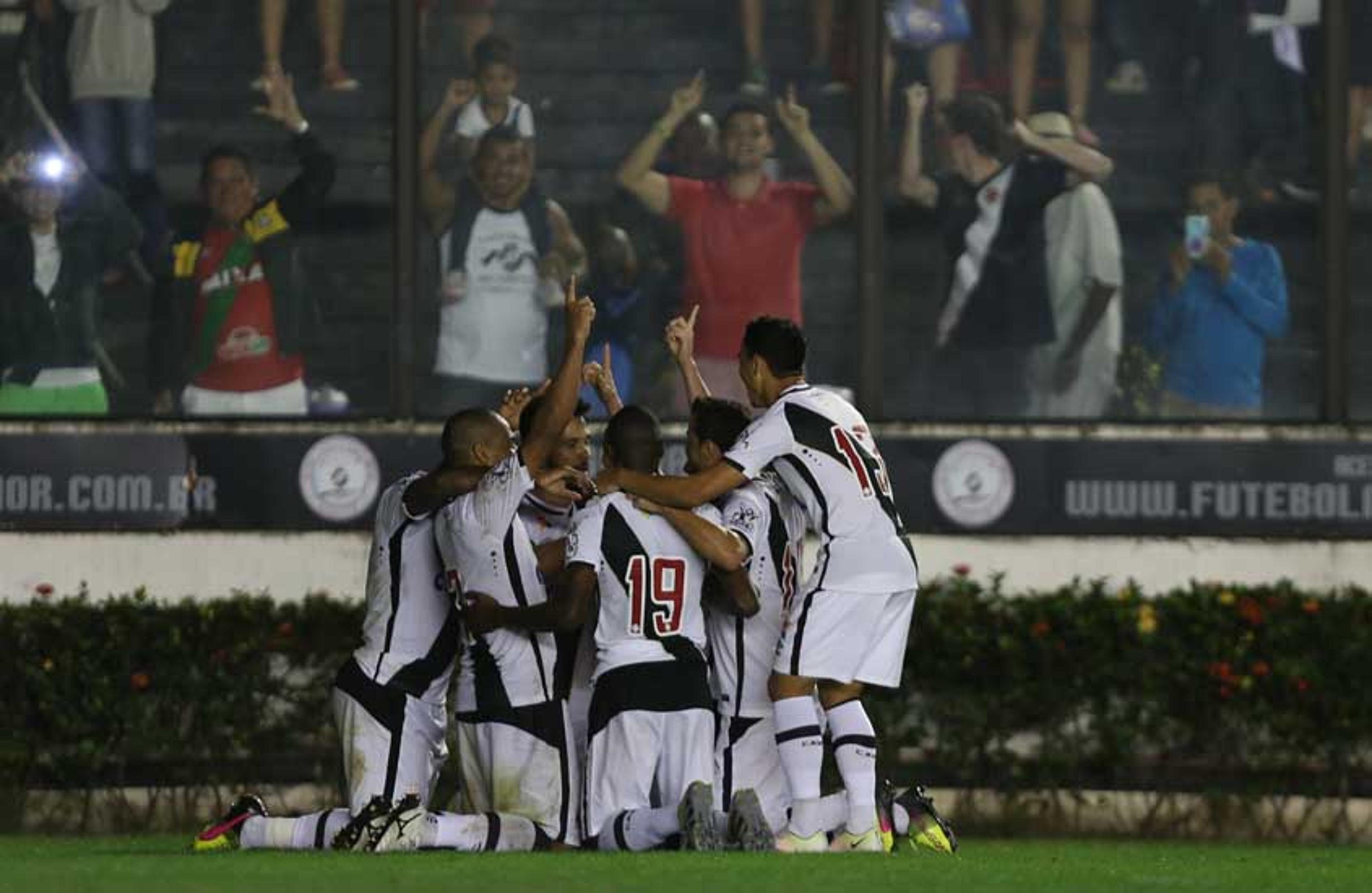 Em noite de estreia e Luan, Vasco vira a maré e supera o Brasil na B