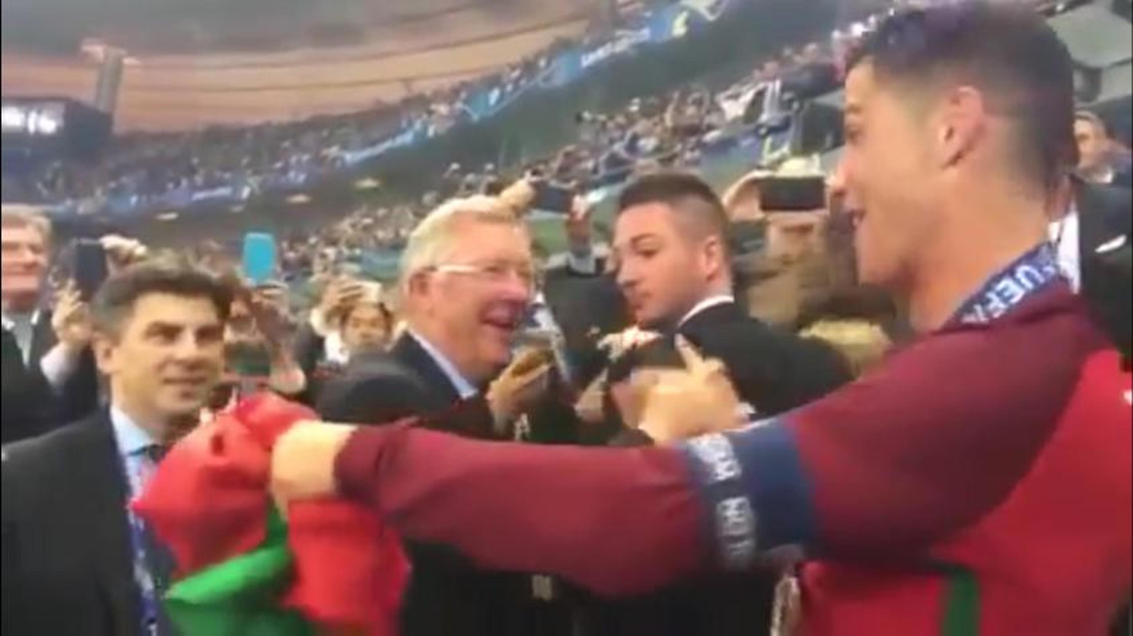 VÍDEO: Reencontro! Ferguson abraça Cristiano Ronaldo após premiação da Euro