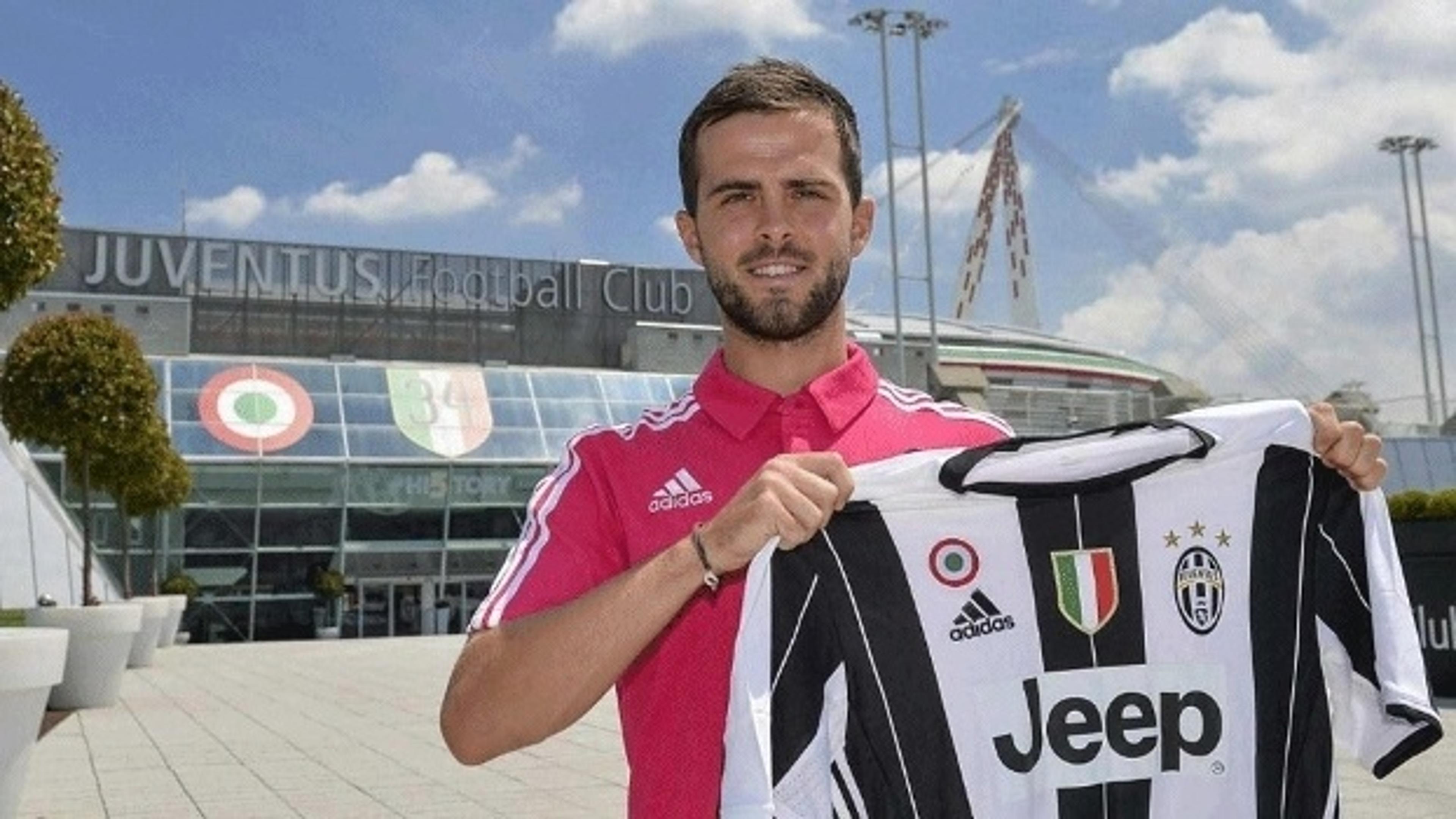 Pjanic é apresentado pela Juventus após cinco anos defendendo rival