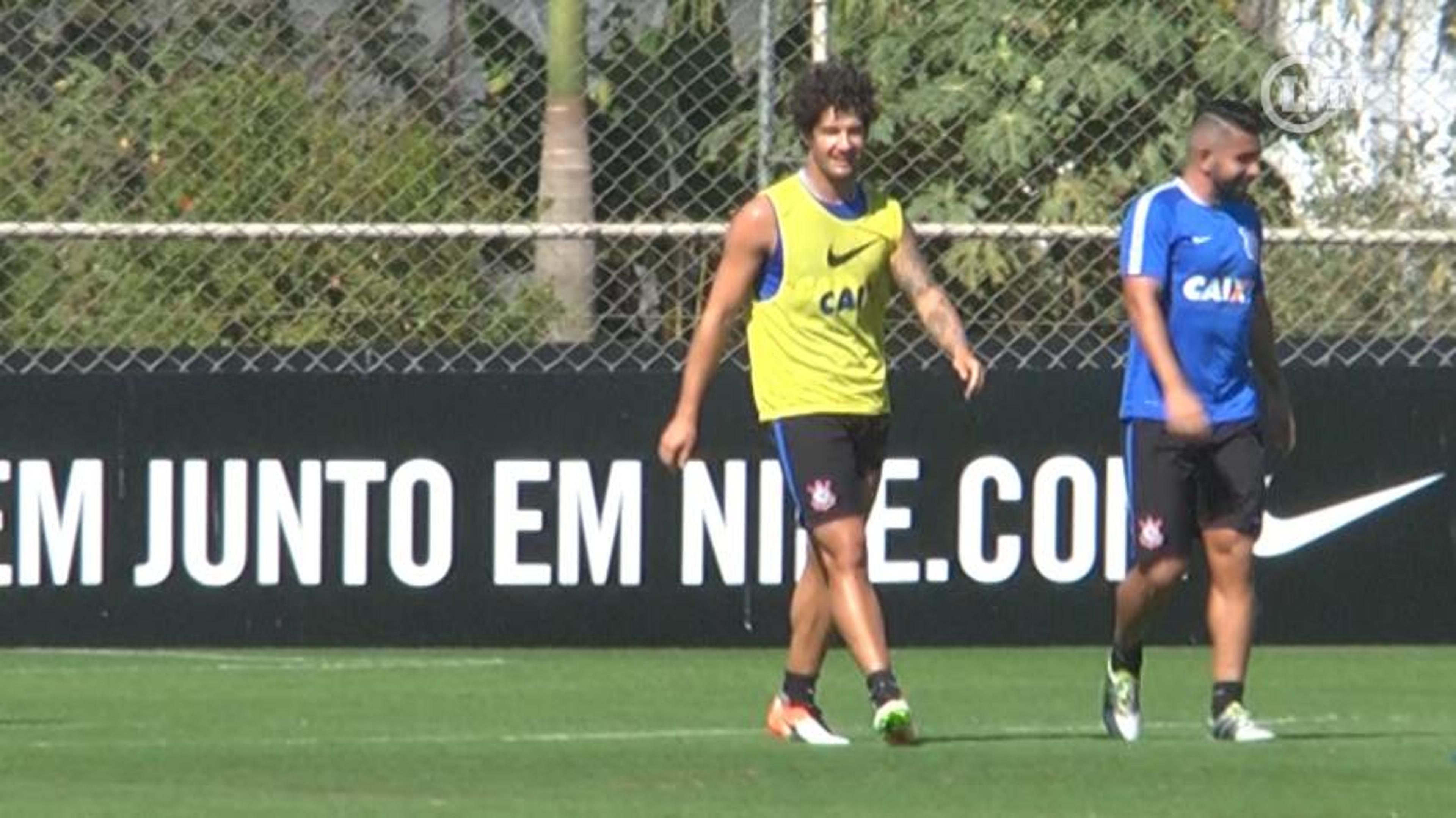 VÍDEO: Pato faz gol e dá assistência em primeiro treino com elenco do Corinthians