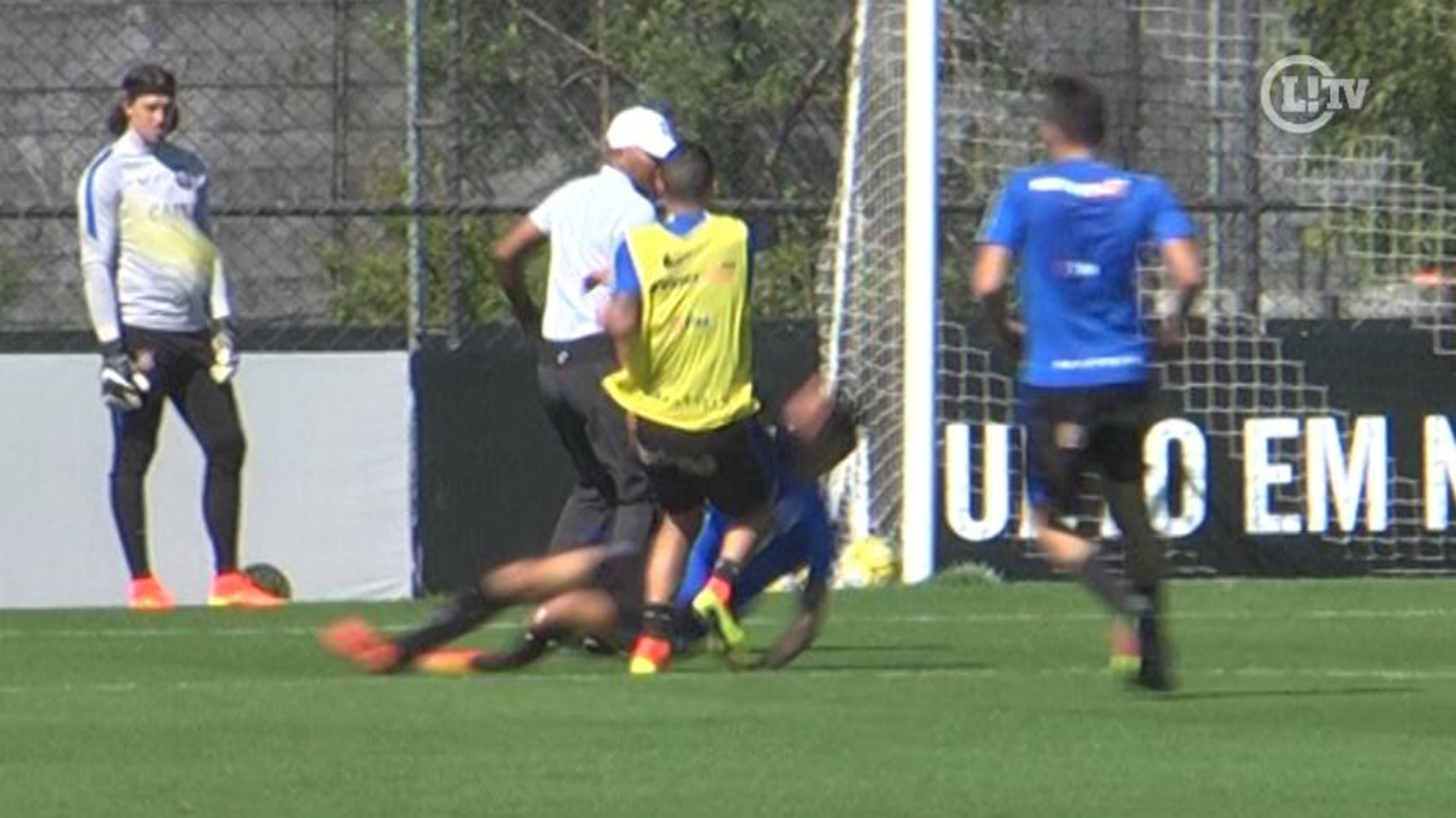 VÍDEO: Lucca leva a pior em dividida feia com Arana no treino do Corinthians