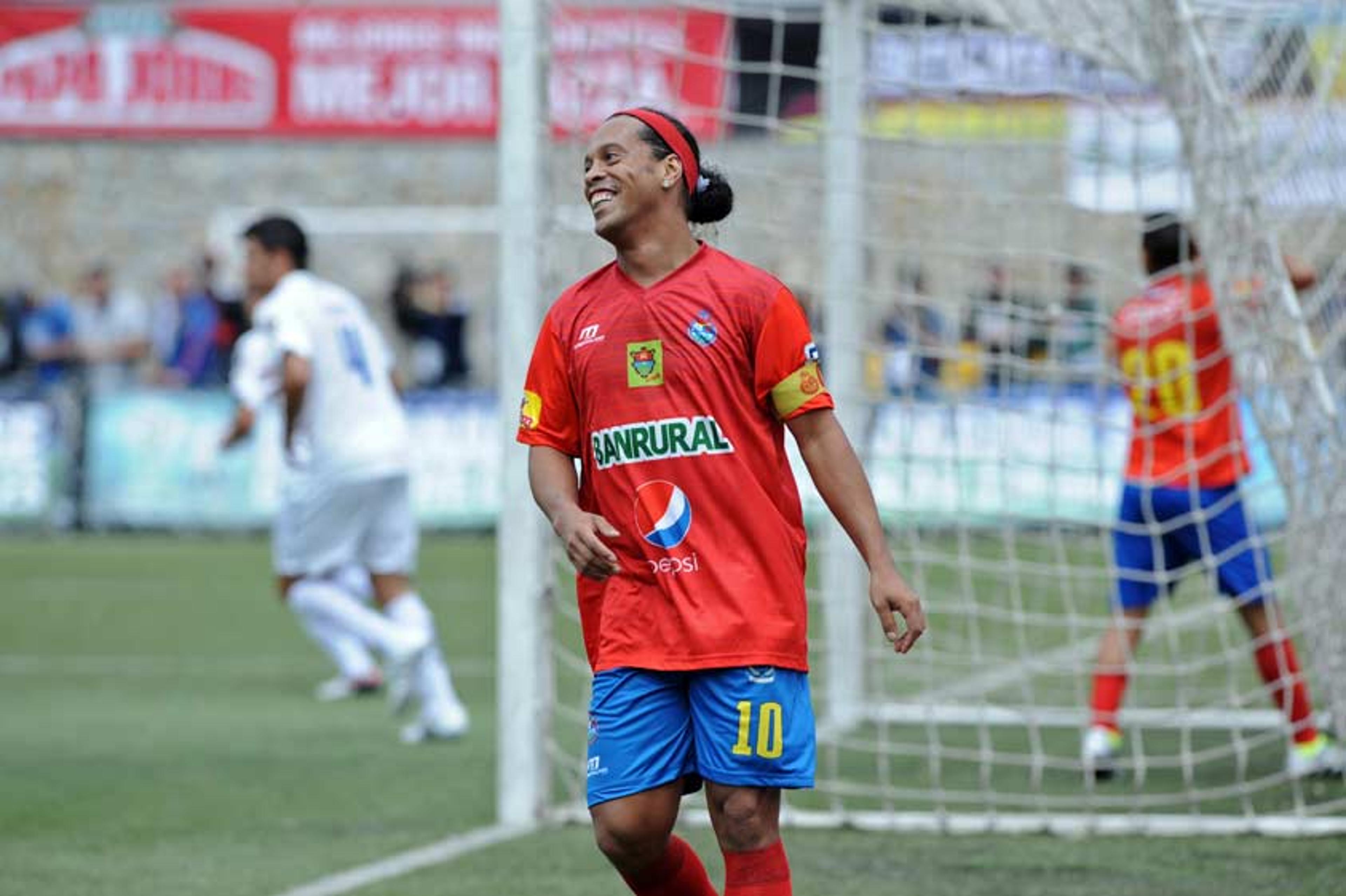 Ronaldinho vai jogar torneio de futsal na Índia com Giggs, Scholes e Crespo