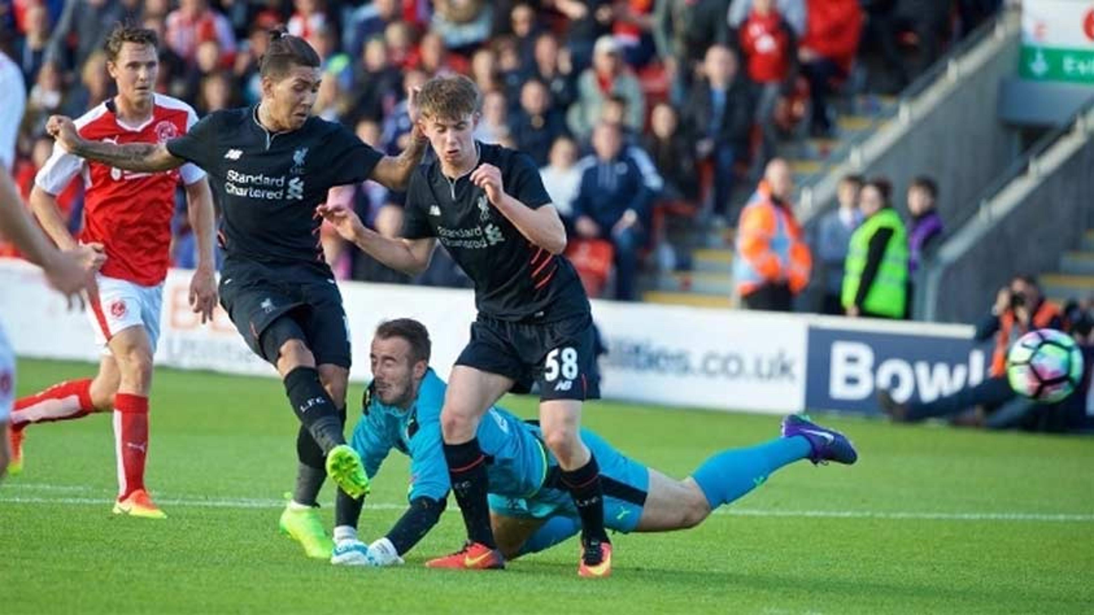 Brasileiros marcam, e Liverpool goleia time da Quarta Divisão