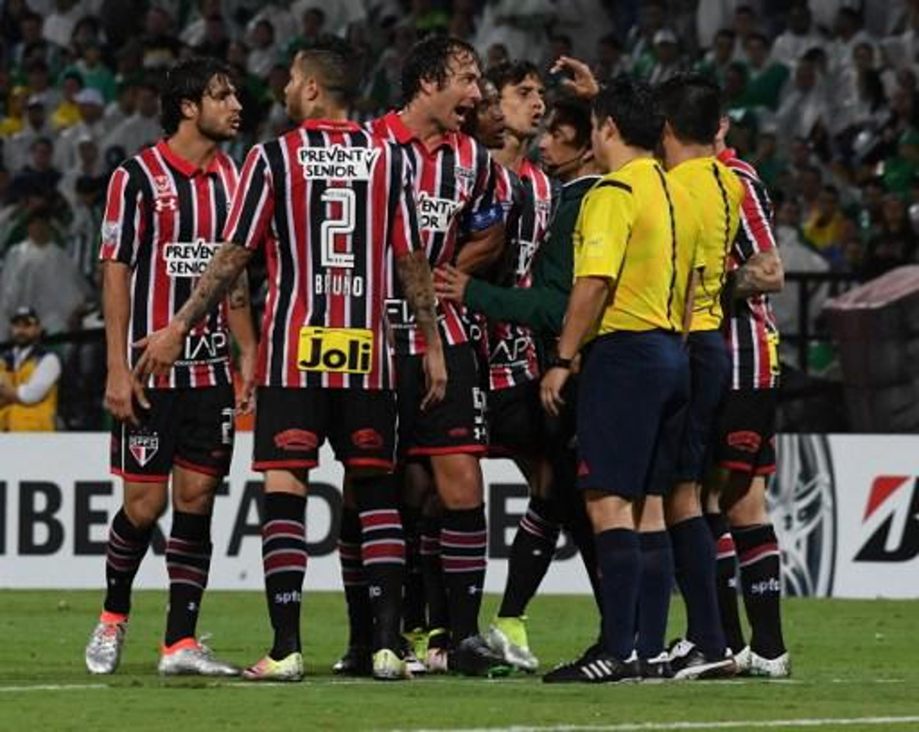 Bauza, Lugano e Leco: São Paulo detona arbitragem em Medellín