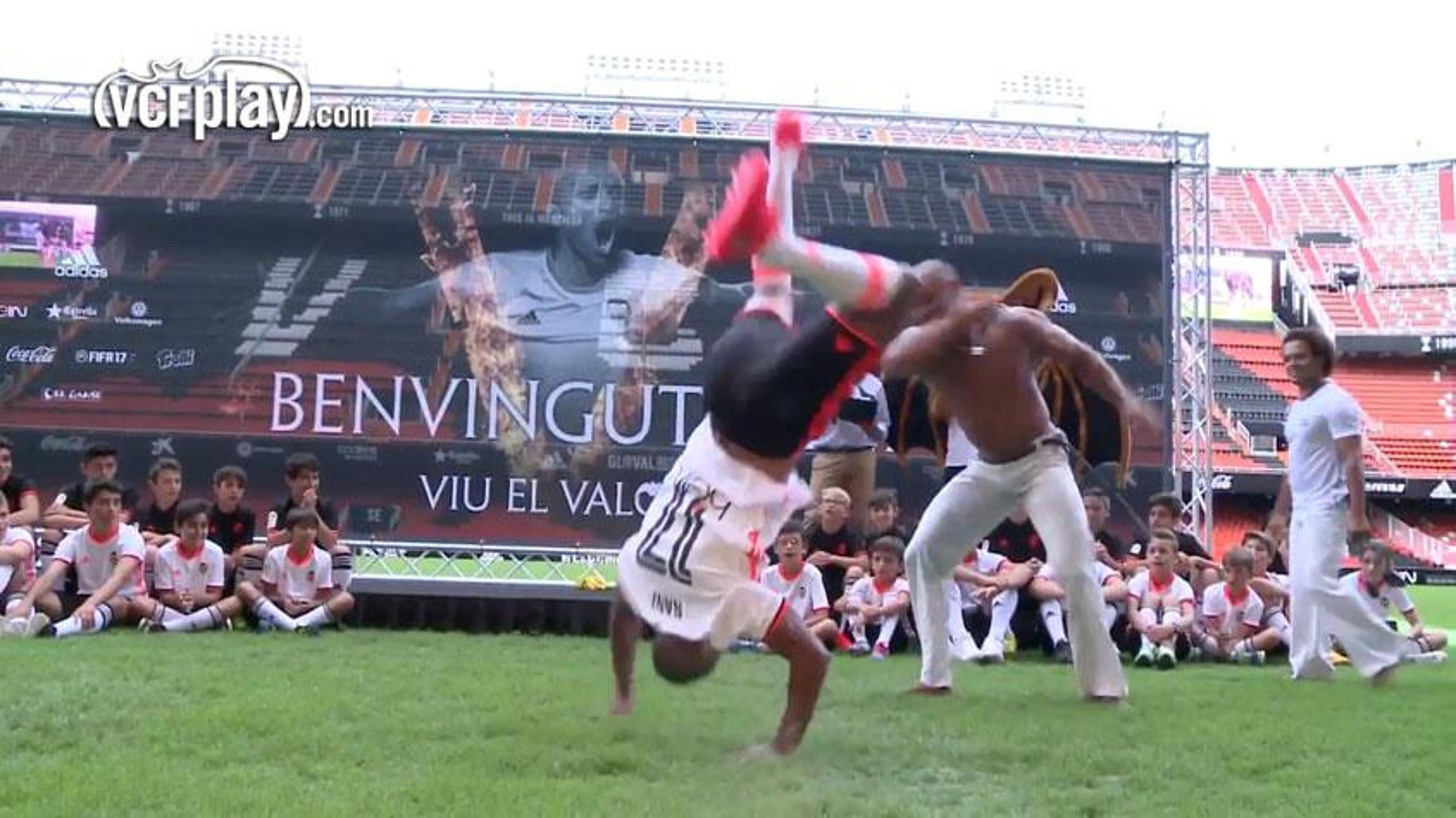 VÍDEO: Nani joga capoeira em apresentação no Valencia