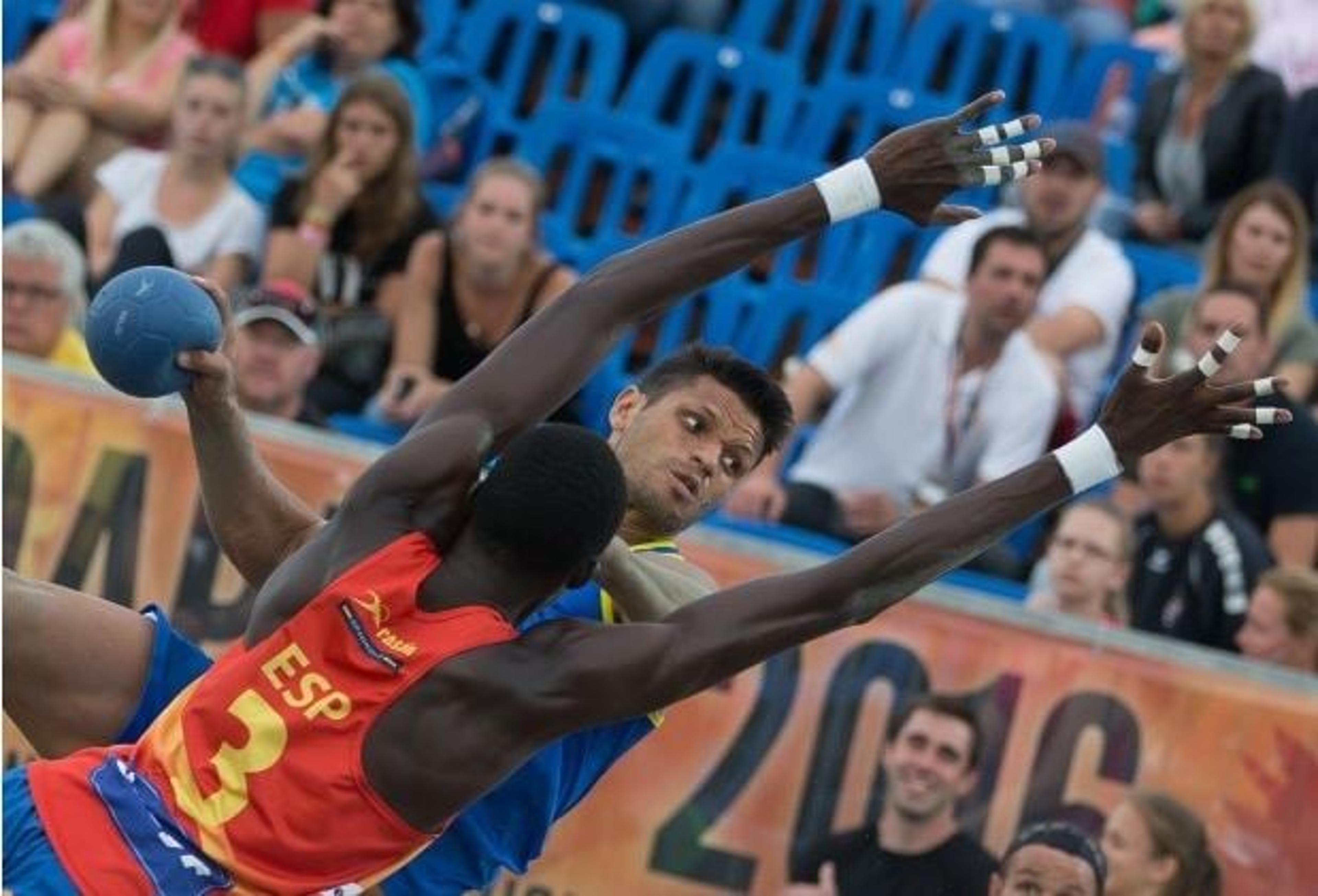 Seleções Brasileiras jogam o Mundial de Handebol de Areia neste sábado