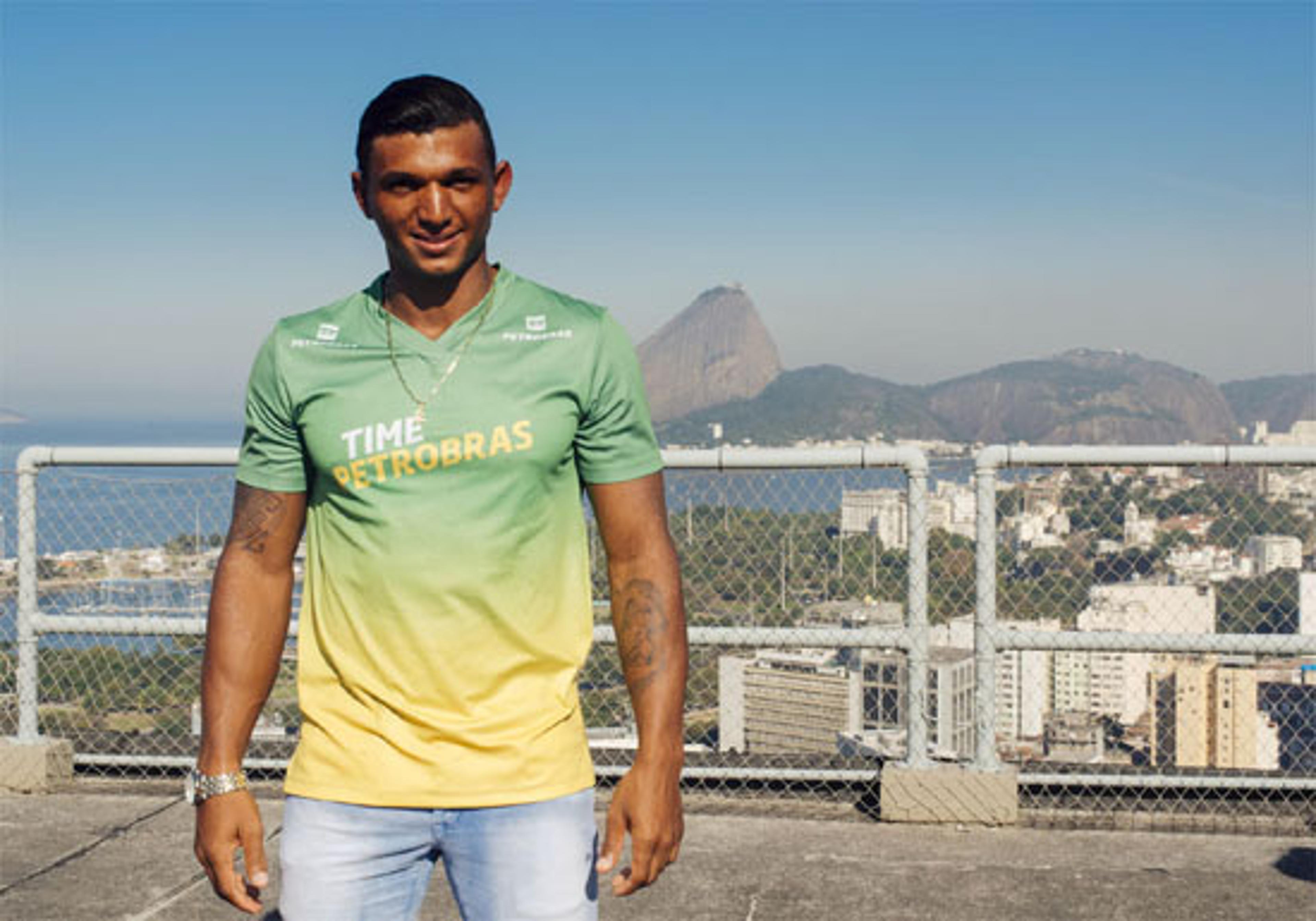 Isaquias Queiroz estreia bem na Rio-2016 e vai direto à final na canoagem