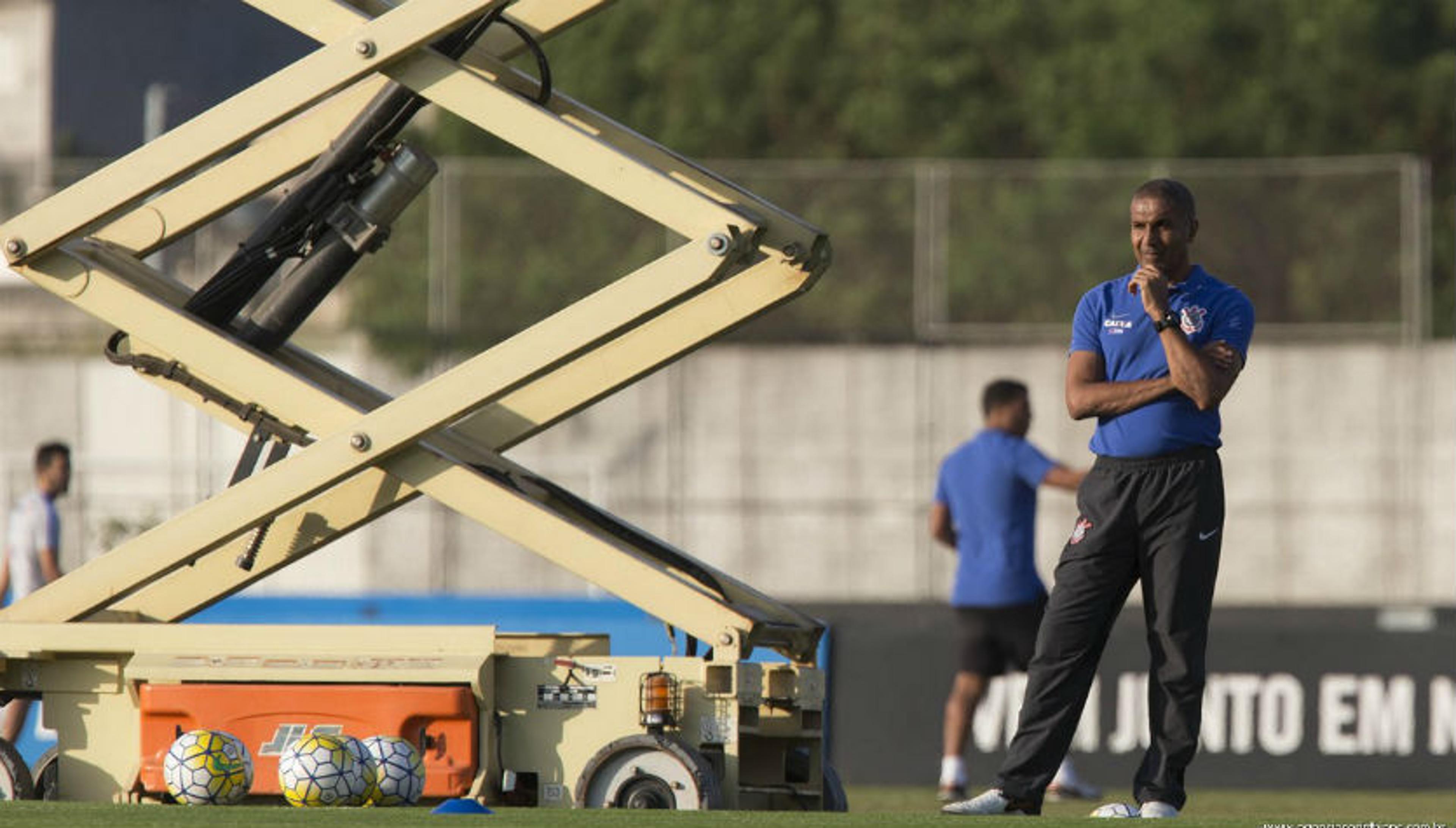 Contra histórico negativo, Cristóvão dirige seu primeiro clássico no Timão