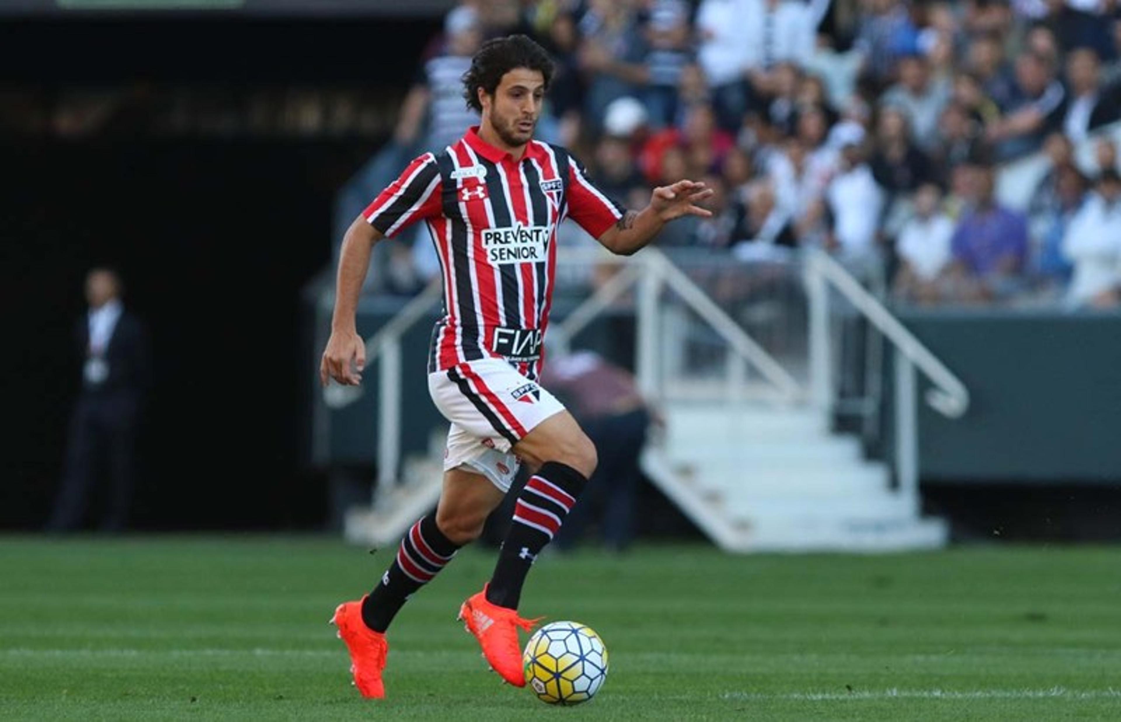 Volantes do São Paulo despencam no ataque e sobrecarregam peruano