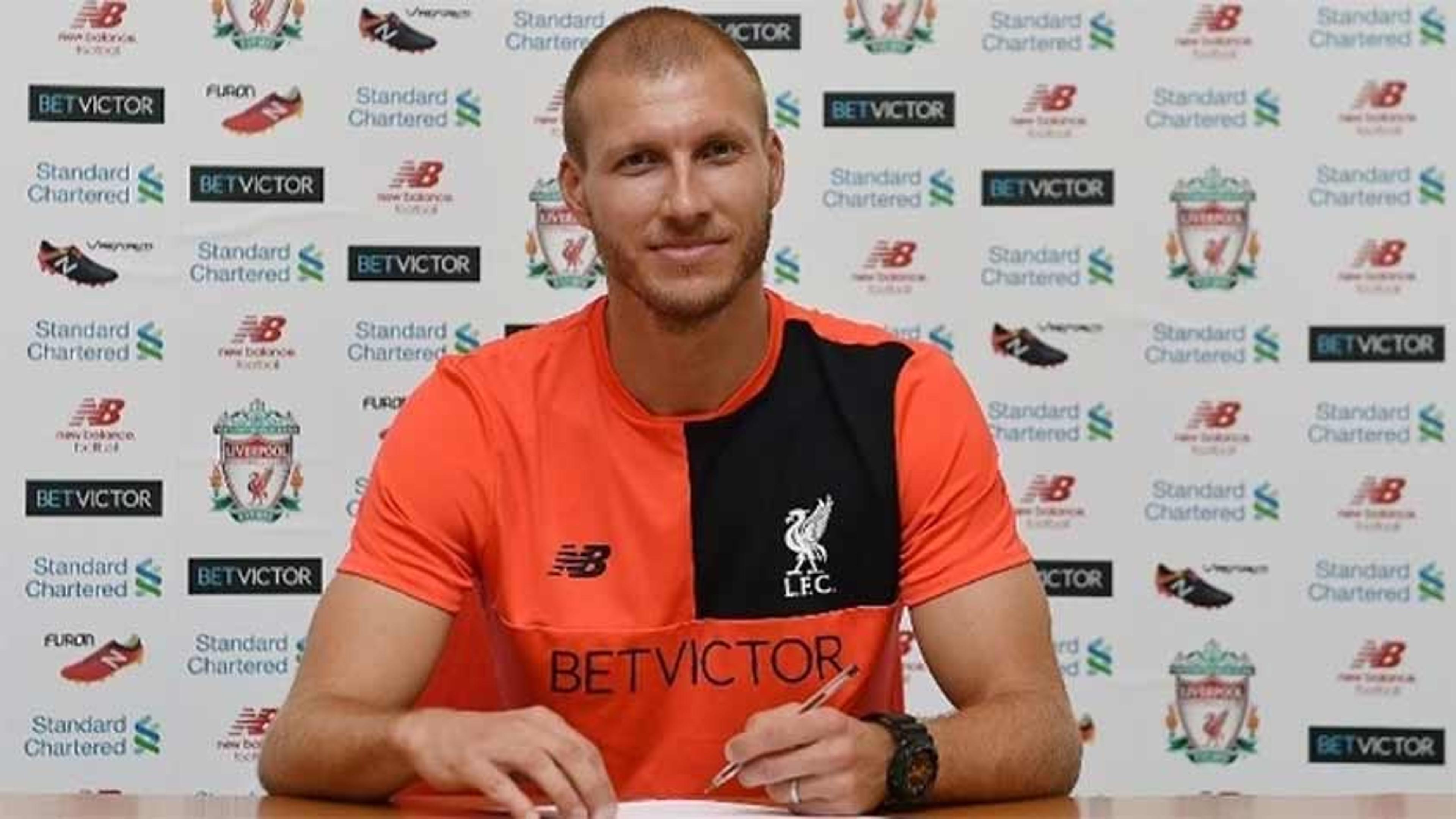 Liverpool contrata zagueiro com mais de 100 partidas por sua seleção