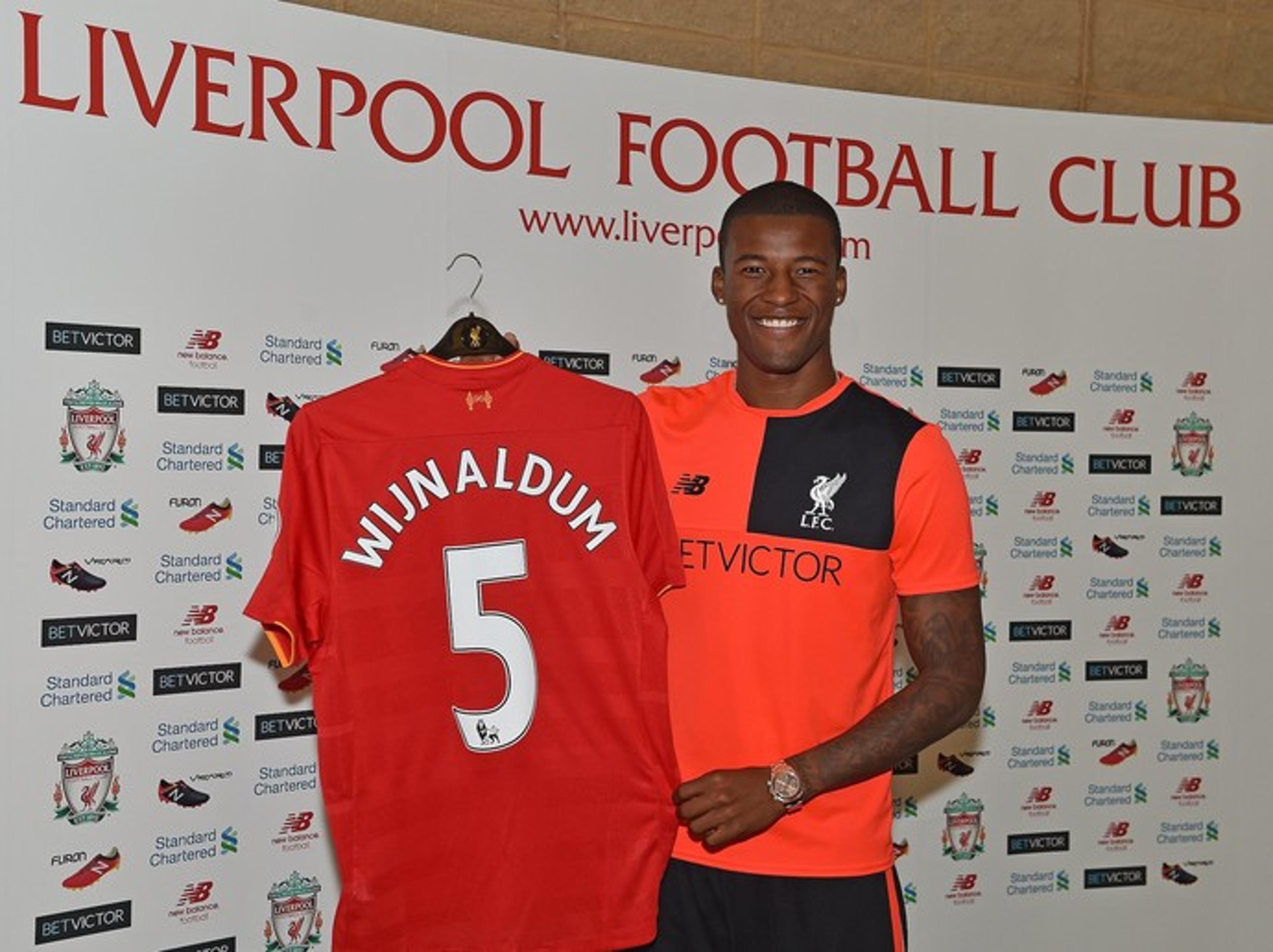 Liverpool apresenta Wijnaldum, sétimo reforço para a temporada