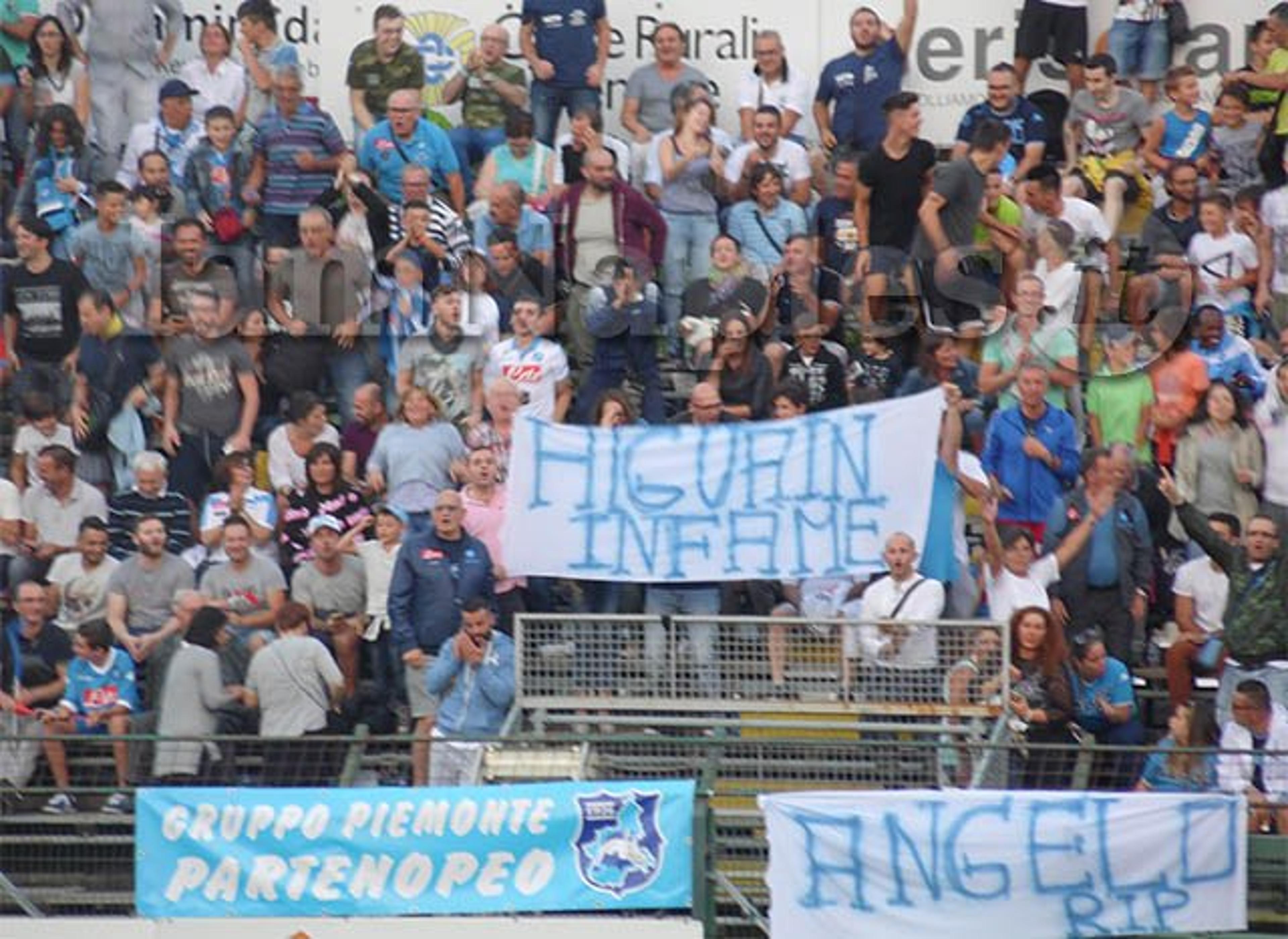 Torcida do Napoli leva faixas a jogo e detona Higuaín: ‘Desprezível’