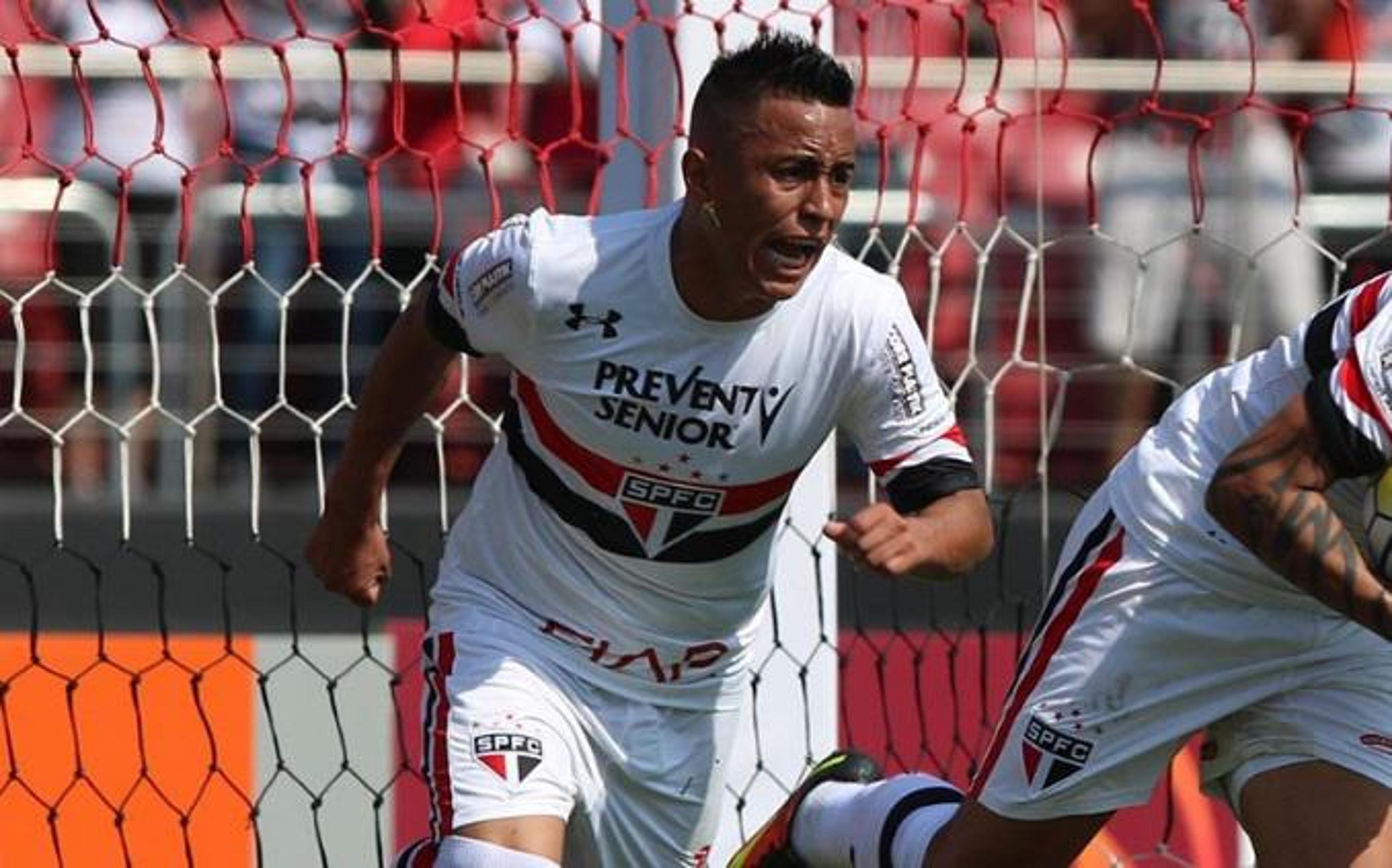 Cueva brilha contra a Chapecoense e salva o São Paulo de derrota em casa